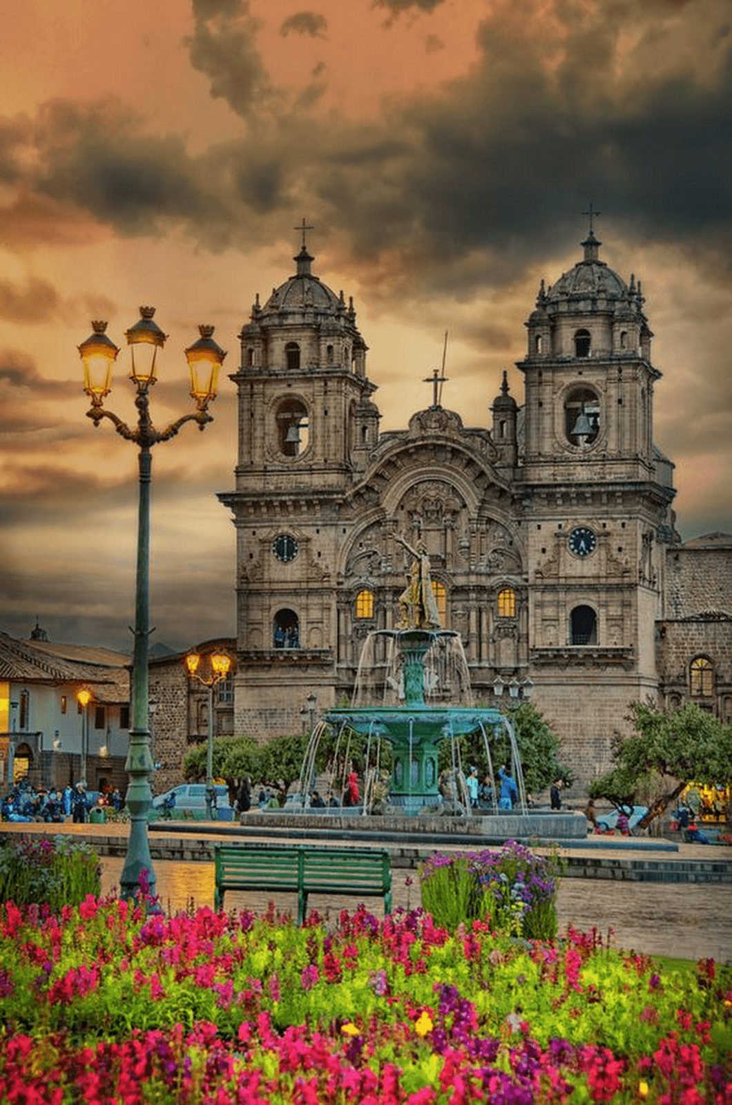 Una iglesia en la plaza en cusco peru. wallpaper en 2019. Perú
