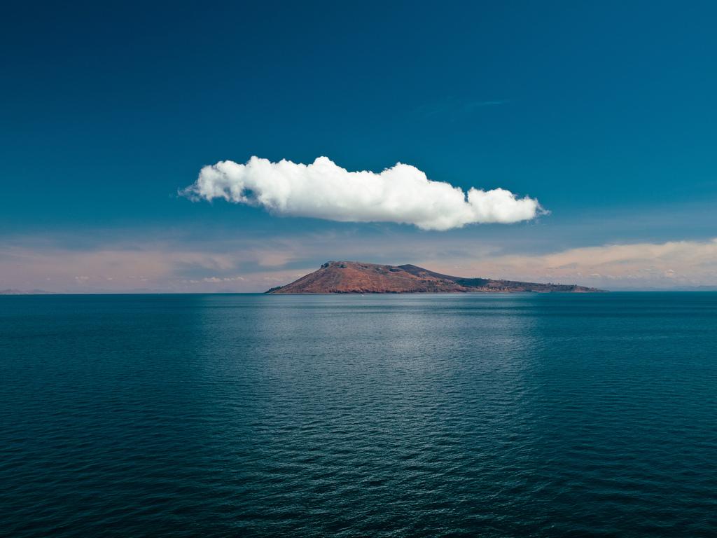 Isla Amantani. Desde la isla Taquile, lago Titicaca, Puno