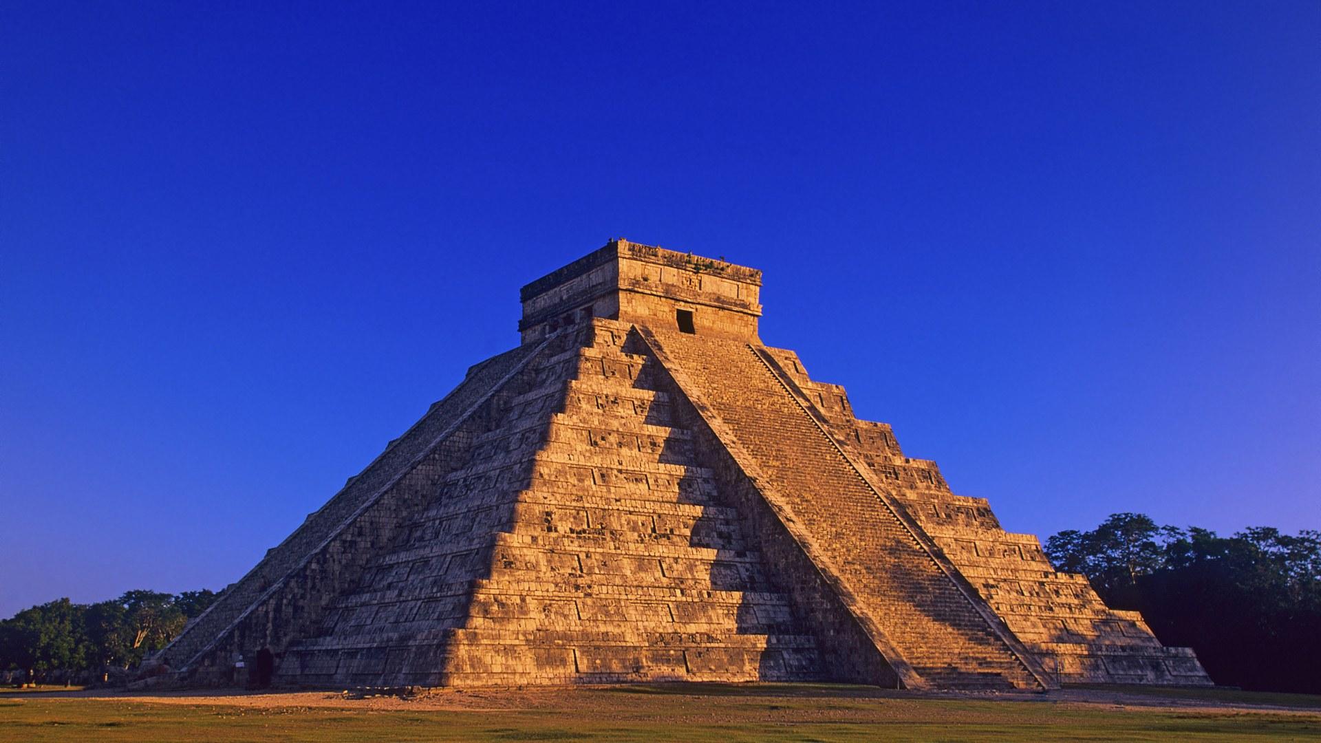 Mayan Pyramid of Kukulkan at Chichen Itza, Yucatan Peninsula, Mexico
