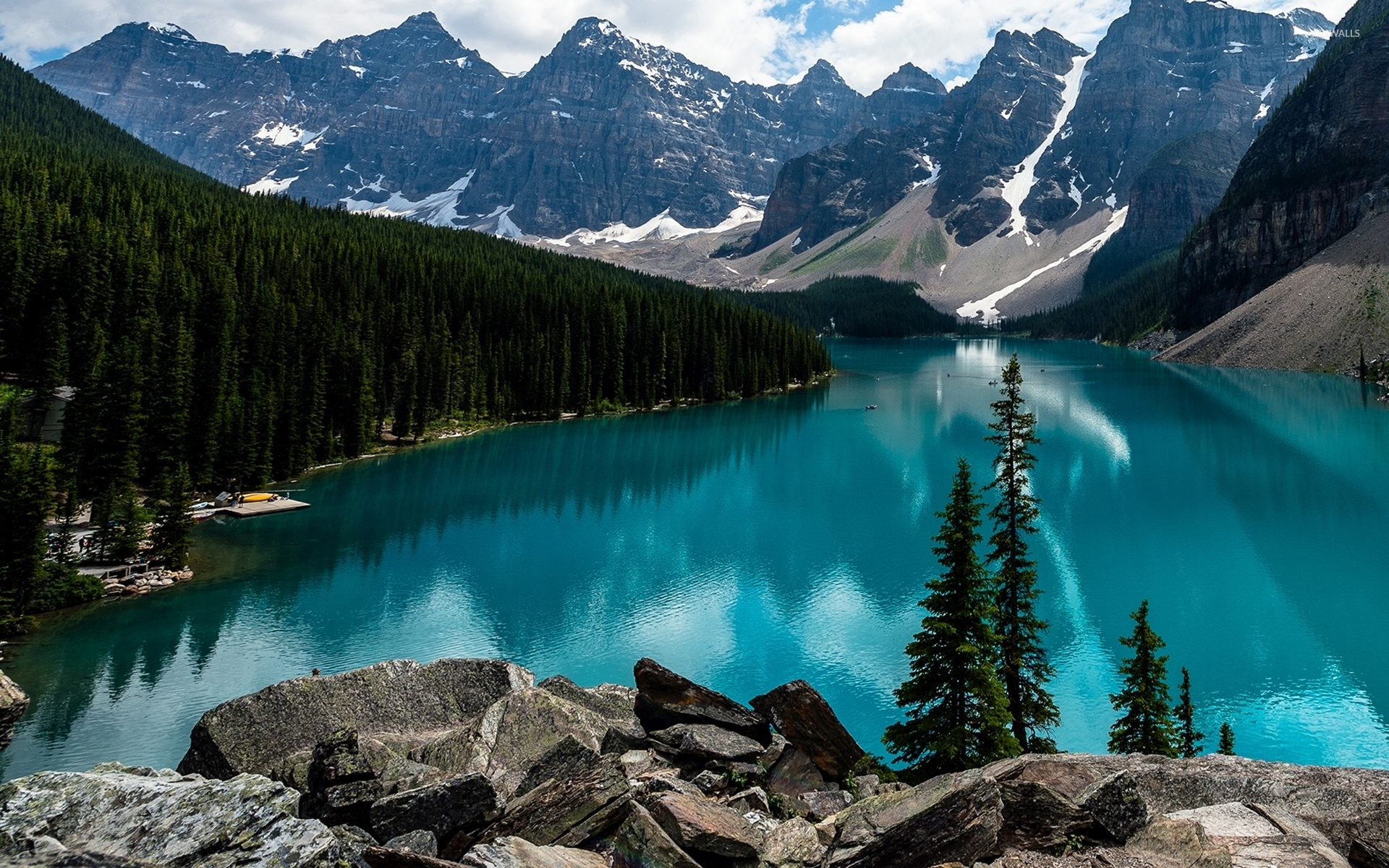 Amazing turquoise water in Moraine Lake wallpaper