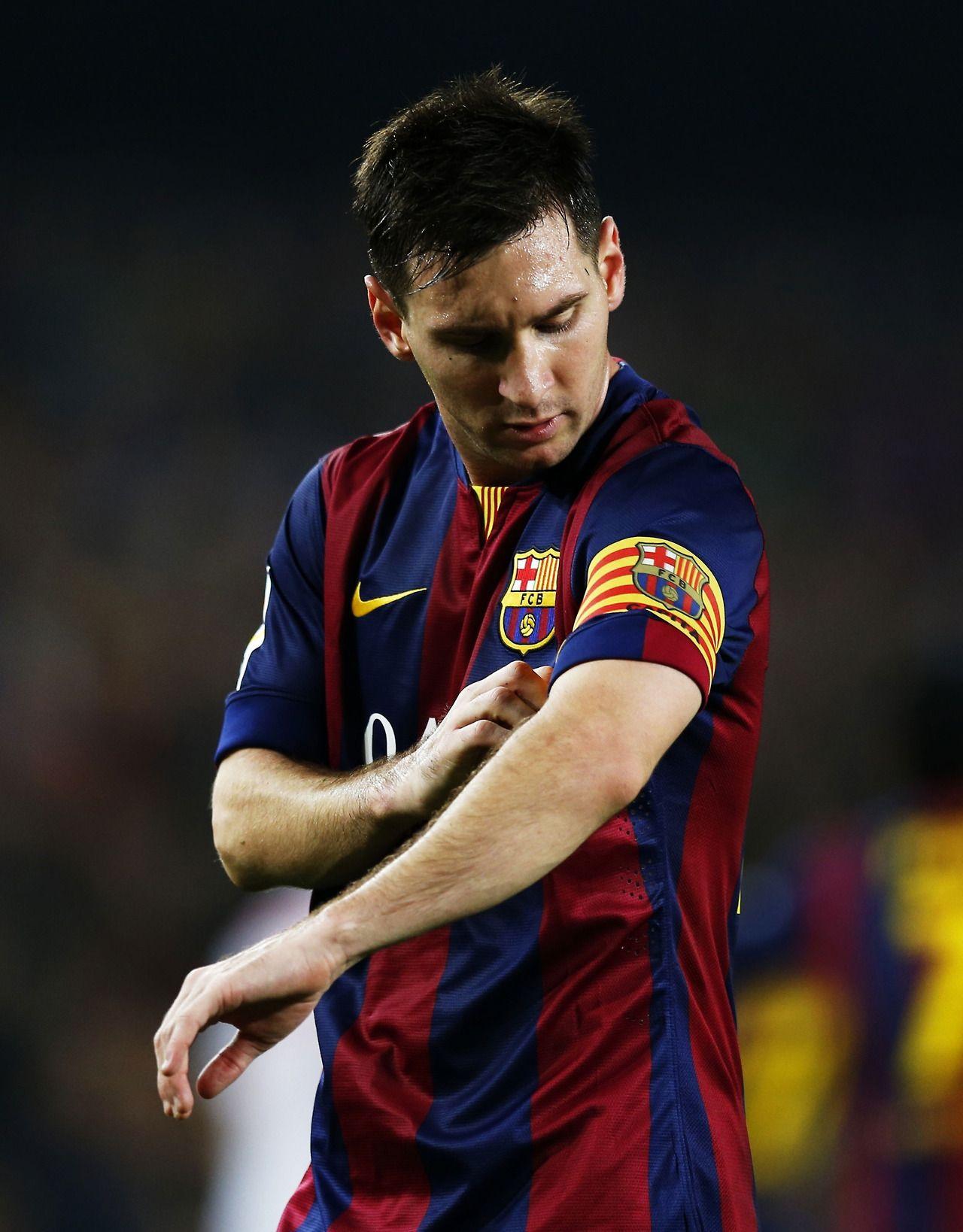 Record breaker Lionel #Messi wears the captain's armband