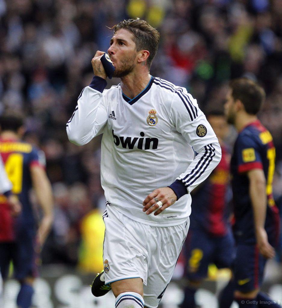 Sergio Ramos makes the deciding goal against FC Barcelona and kisses