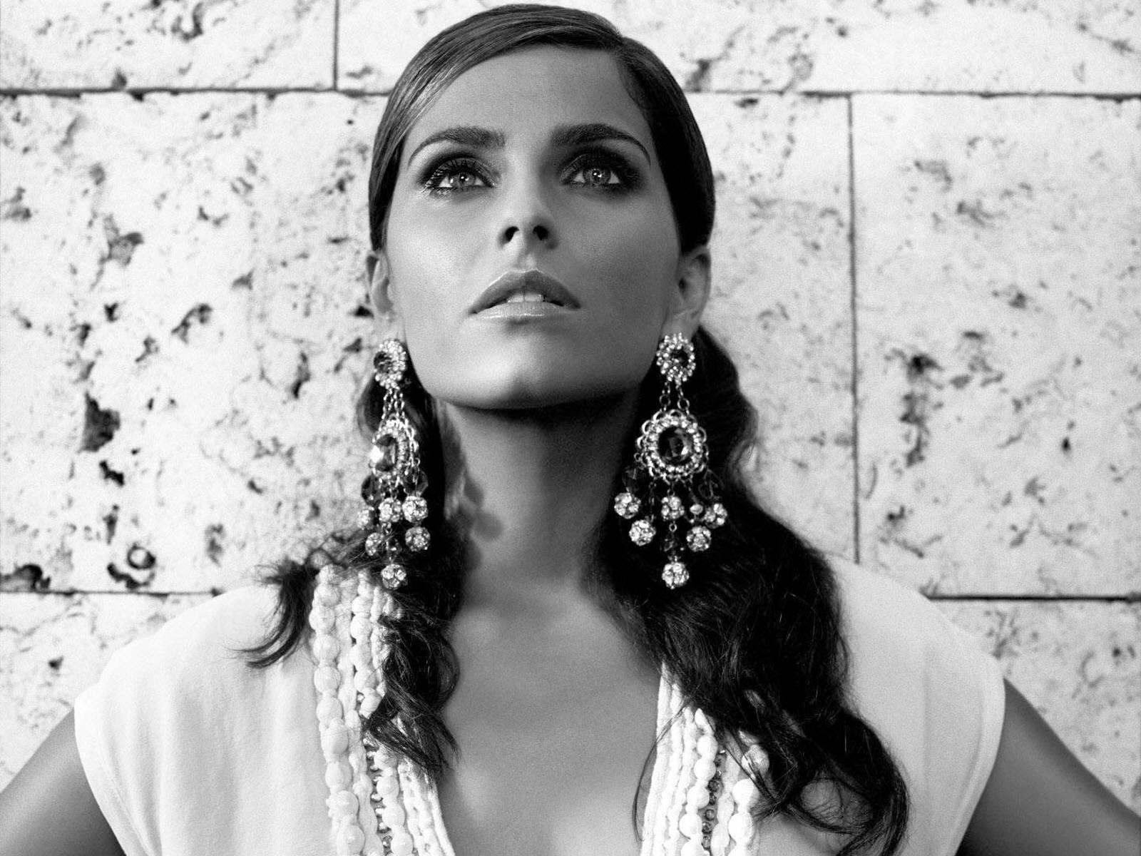 Nelly Furtado Monochrome Close Up Wallpaper. Nelly Furtado