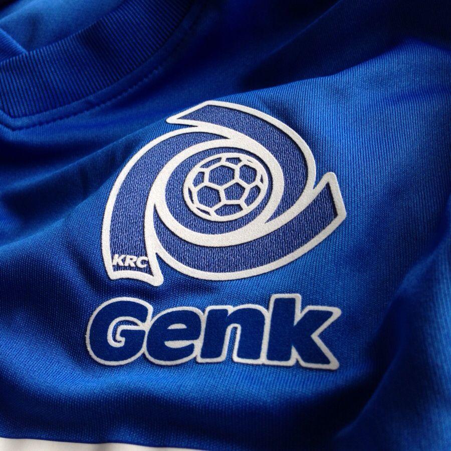 Logo op het shirt van KRC Genk