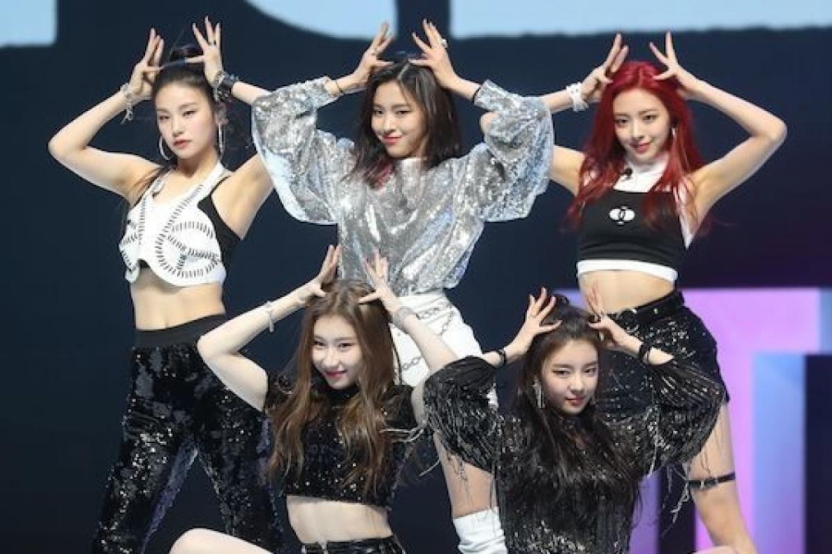 K Pop Girl Group ITZY Tops M COUNTDOWN Music Chart 10 Days After