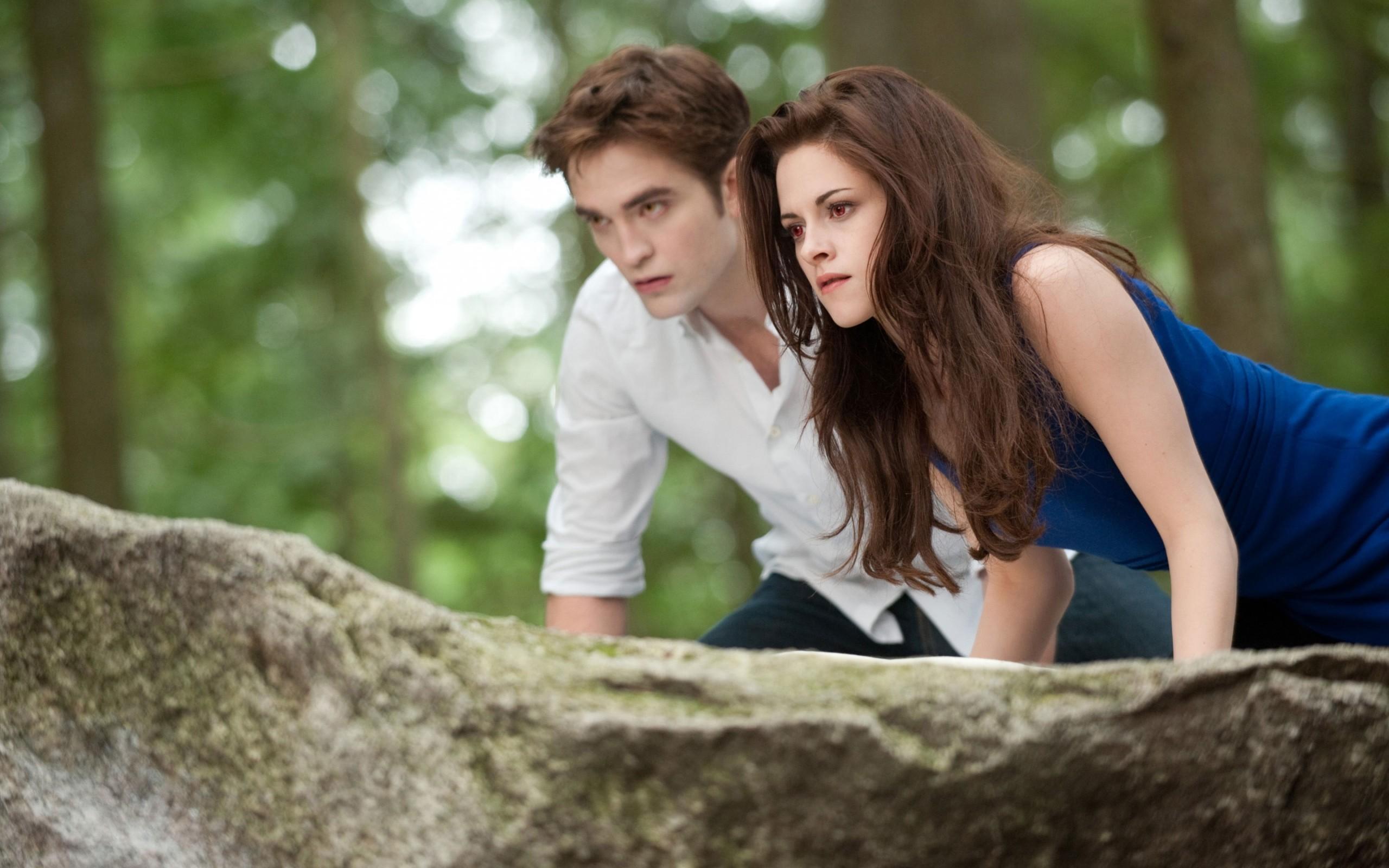 Kristen Stewart and Robert Pattinson in Twilight widescreen