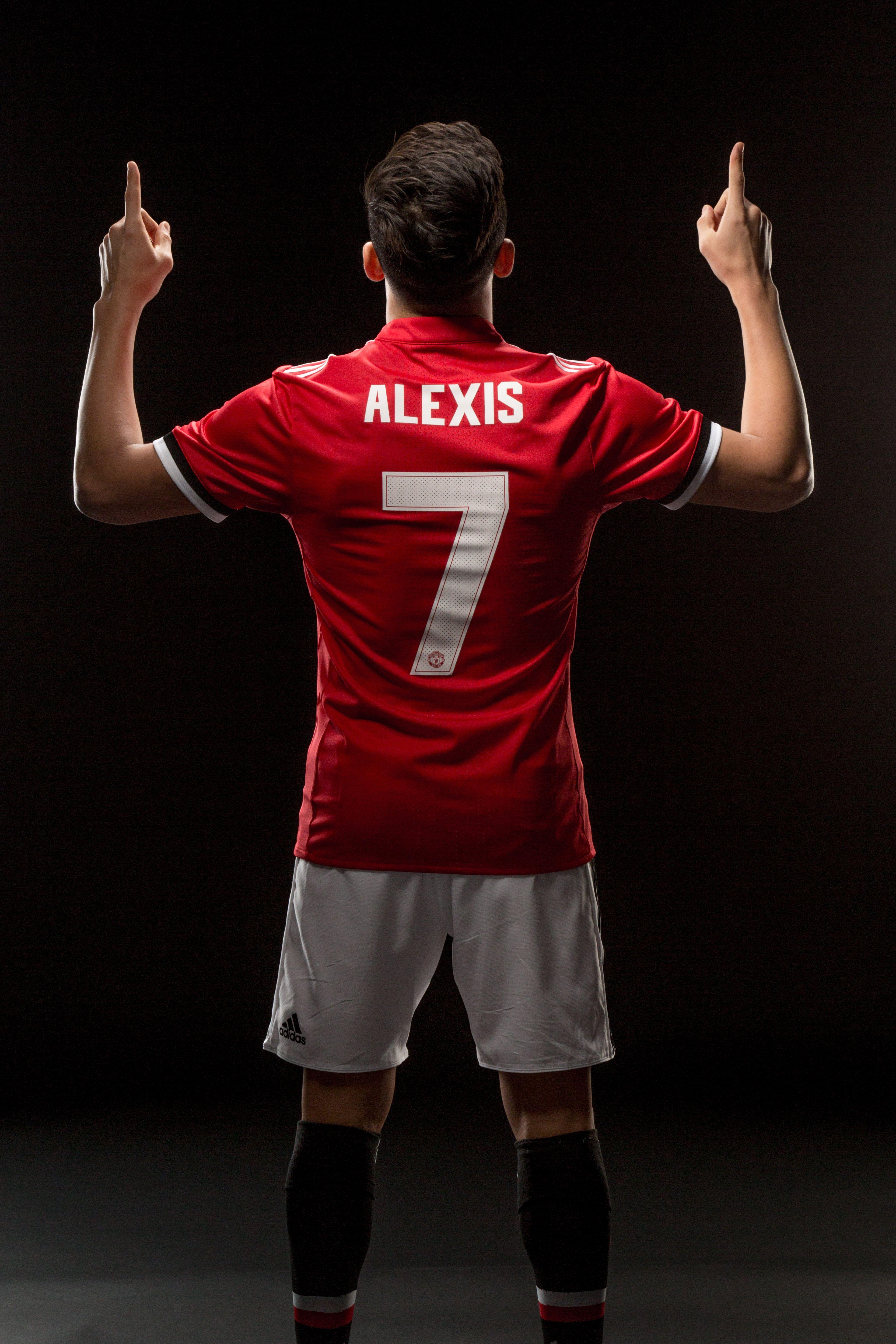 United fans react to Alexis Sanchez signing Manchester