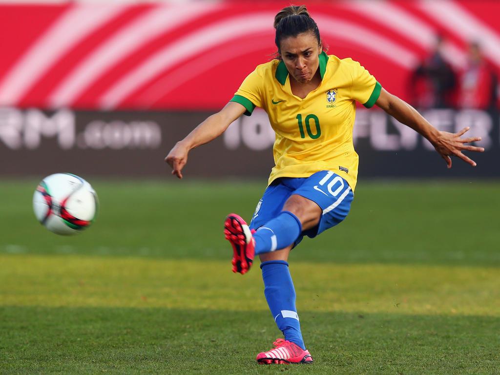 Femmes Coupe du Monde acutalités 'Pele in a skirt' Marta chases