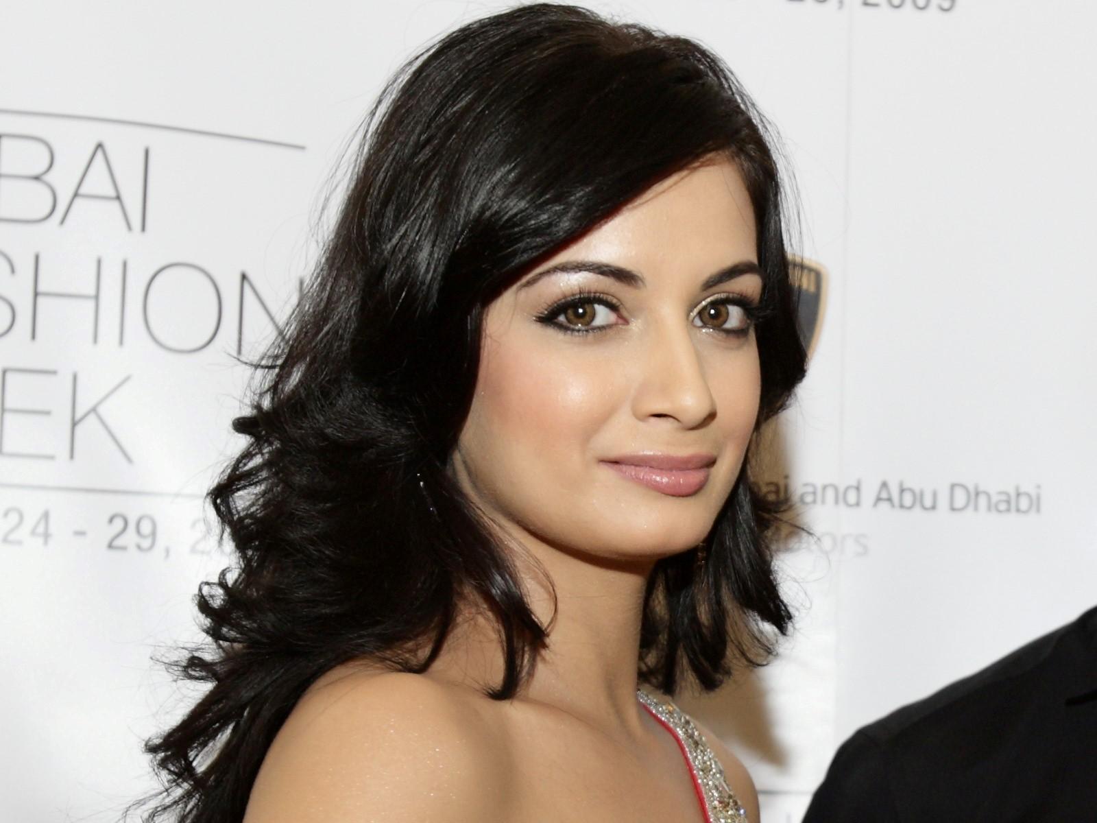 Cute Dia Mirza Wallpaper