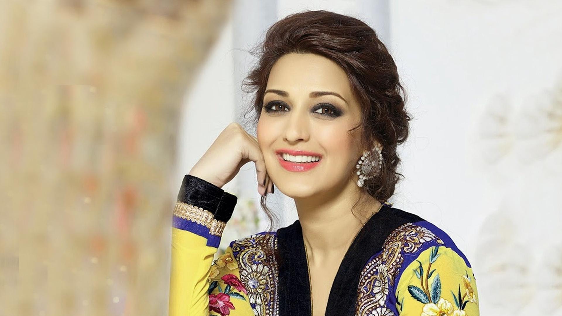 Sonali Bendre Wallpaper High Resolution and Quality Download