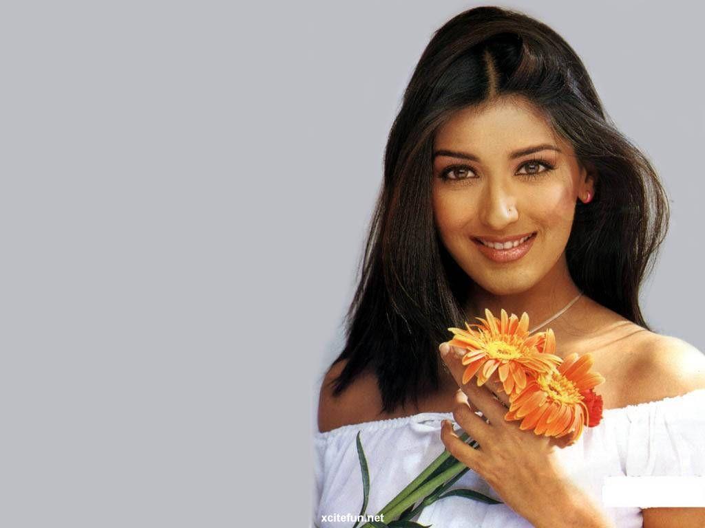 Sonali Bendre Beauty Queen Wallpaper, Indian Celebrities