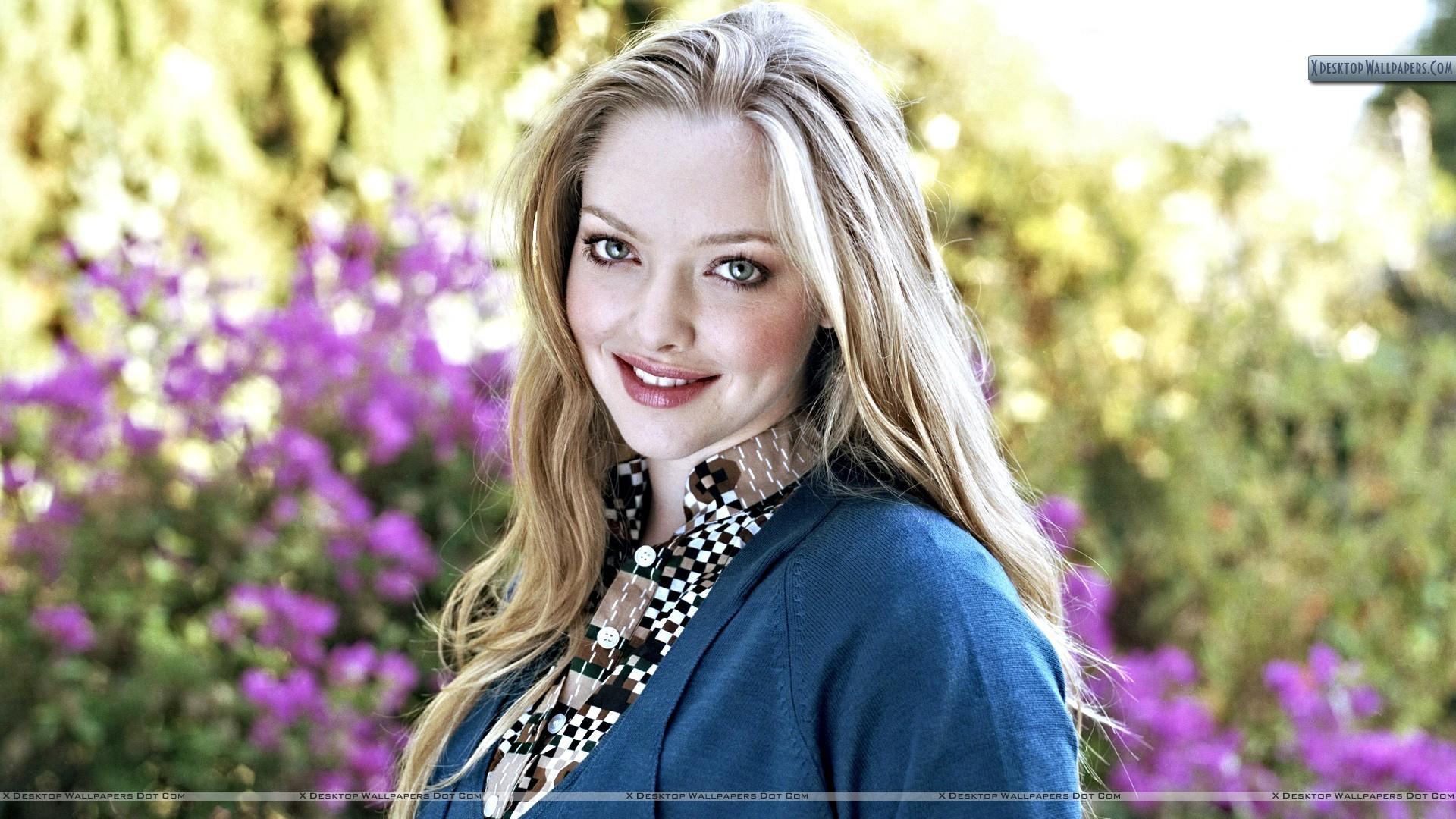 Amanda Seyfried Smiling Cute Face Closeup Wallpaper