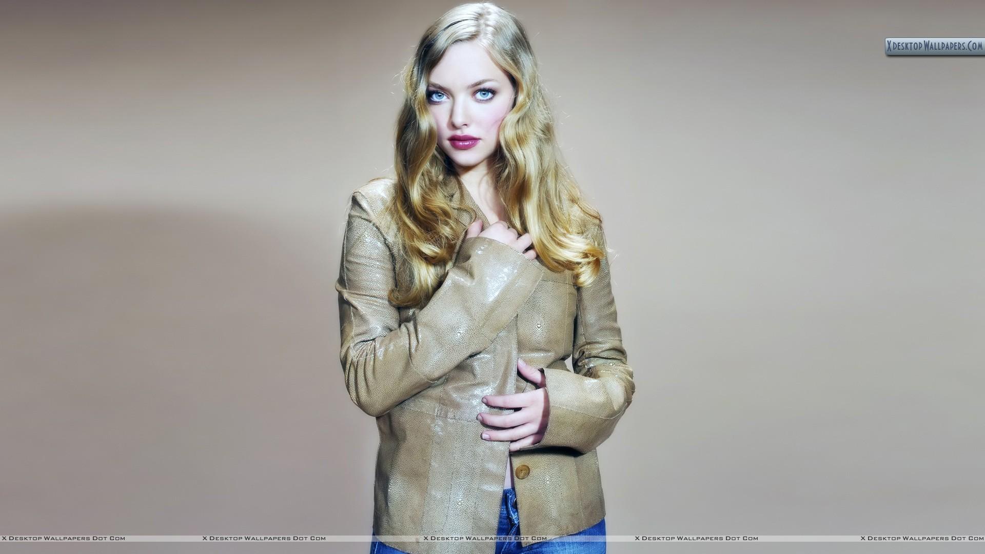 Amanda Seyfried in Pink Lips & Golden Hair Photohoot Wallpaper