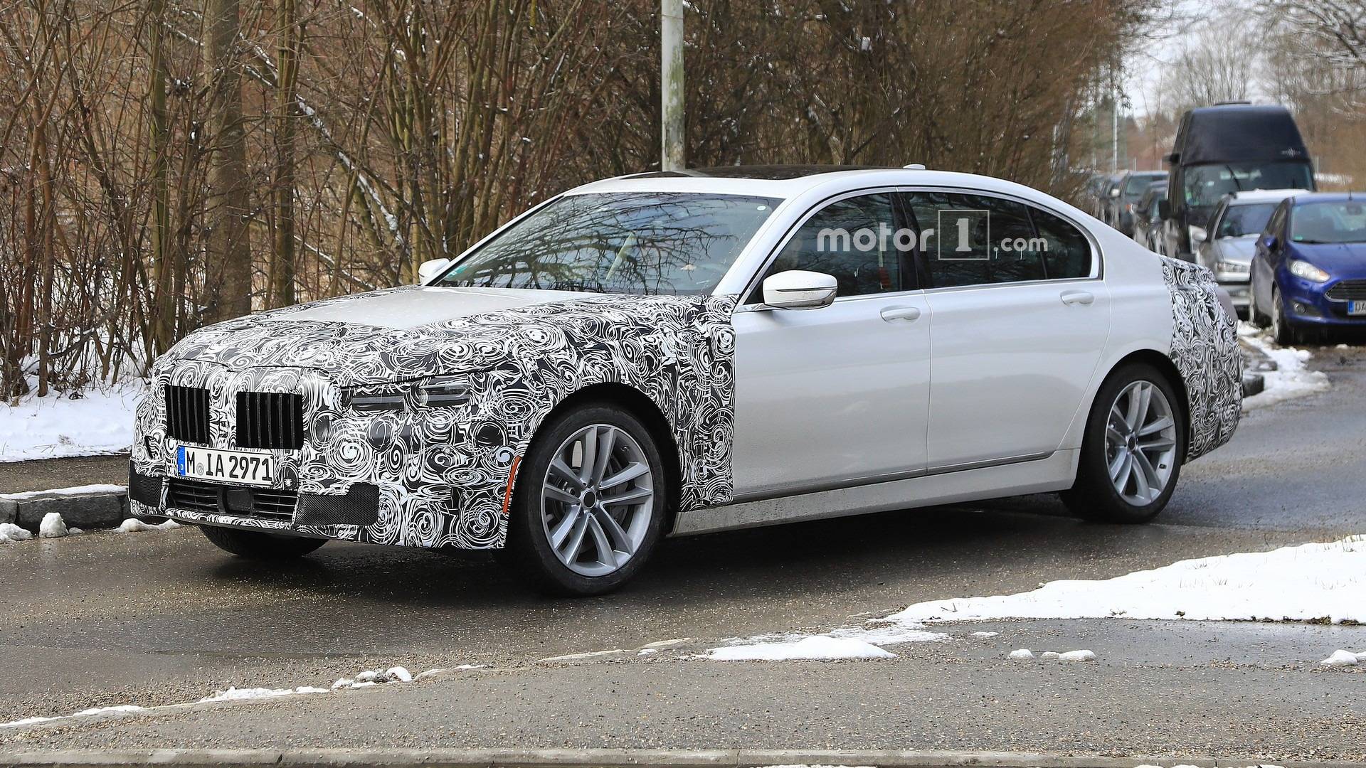 BMW 7 Series Facelift Spied Hiding Bigger Front Grille [UPDATE]