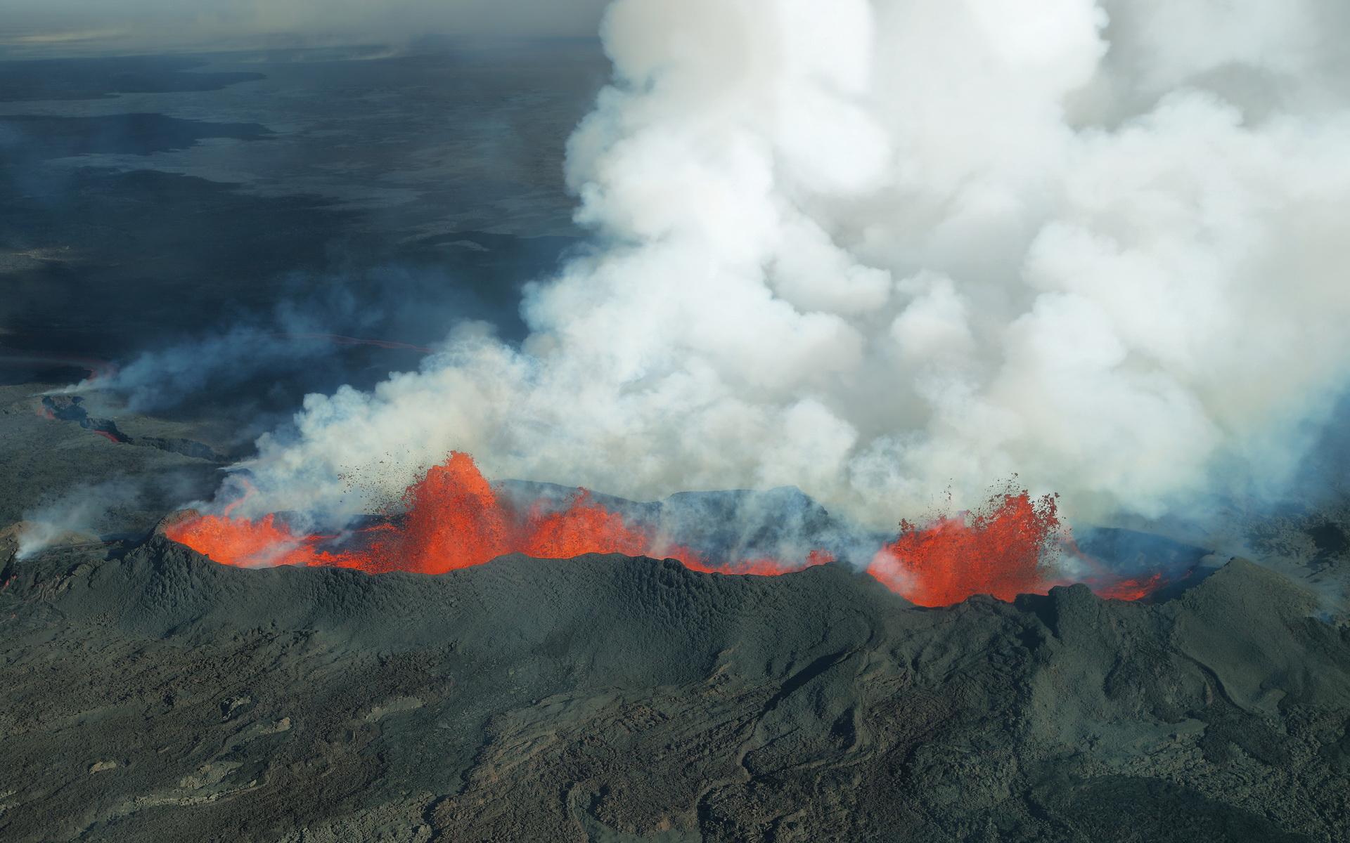 Aerial view of Bárðarbunga volcano eruption in Iceland HD Wallpaper