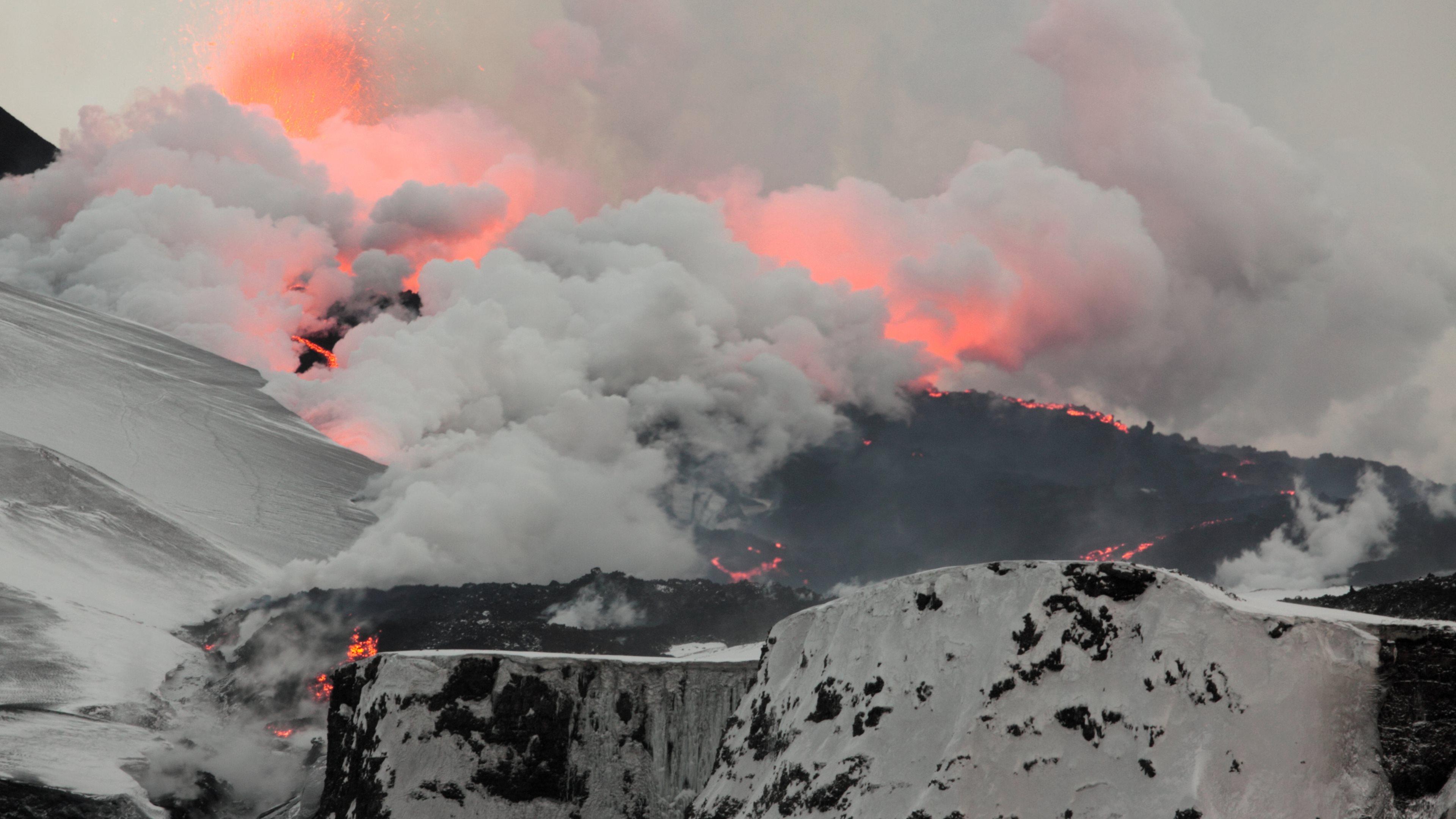 4K Papers Volcano, Iceland wallpaper