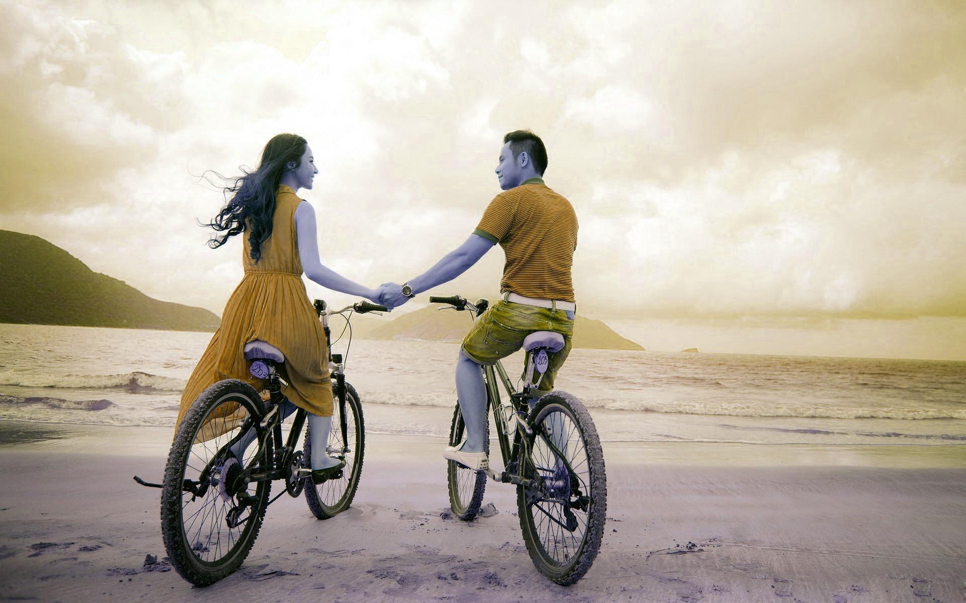 Love Bike Couple Wallpaper