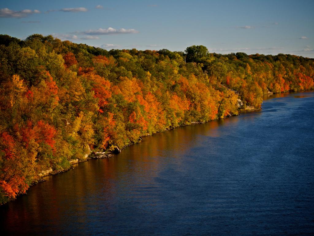 Fall By The Mississippi River HD Wallpaper