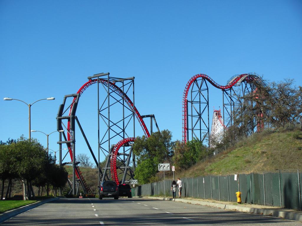 Six Flags Magic Mountain 001. Arriving at Six Flags