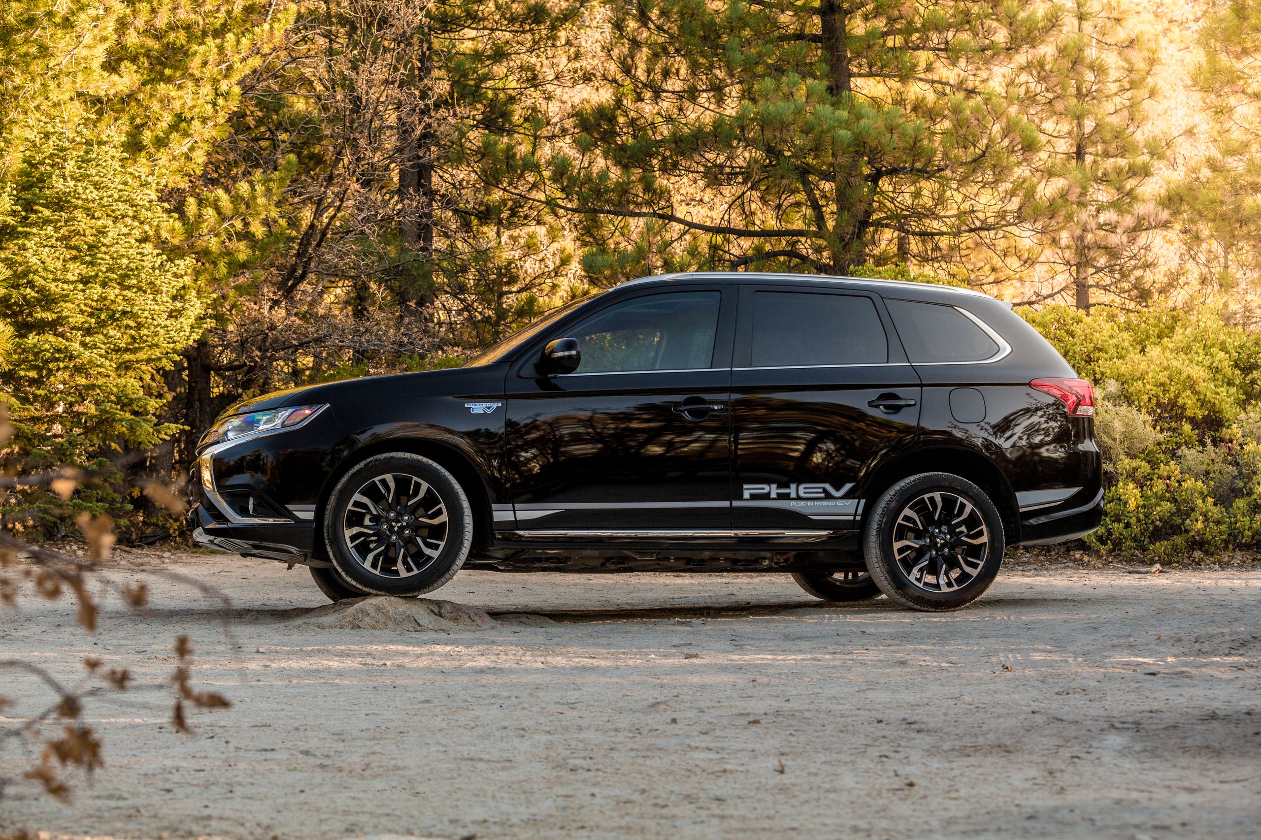 Wallpaper Wednesday: 2018 Mitsubishi Outlander PHEV
