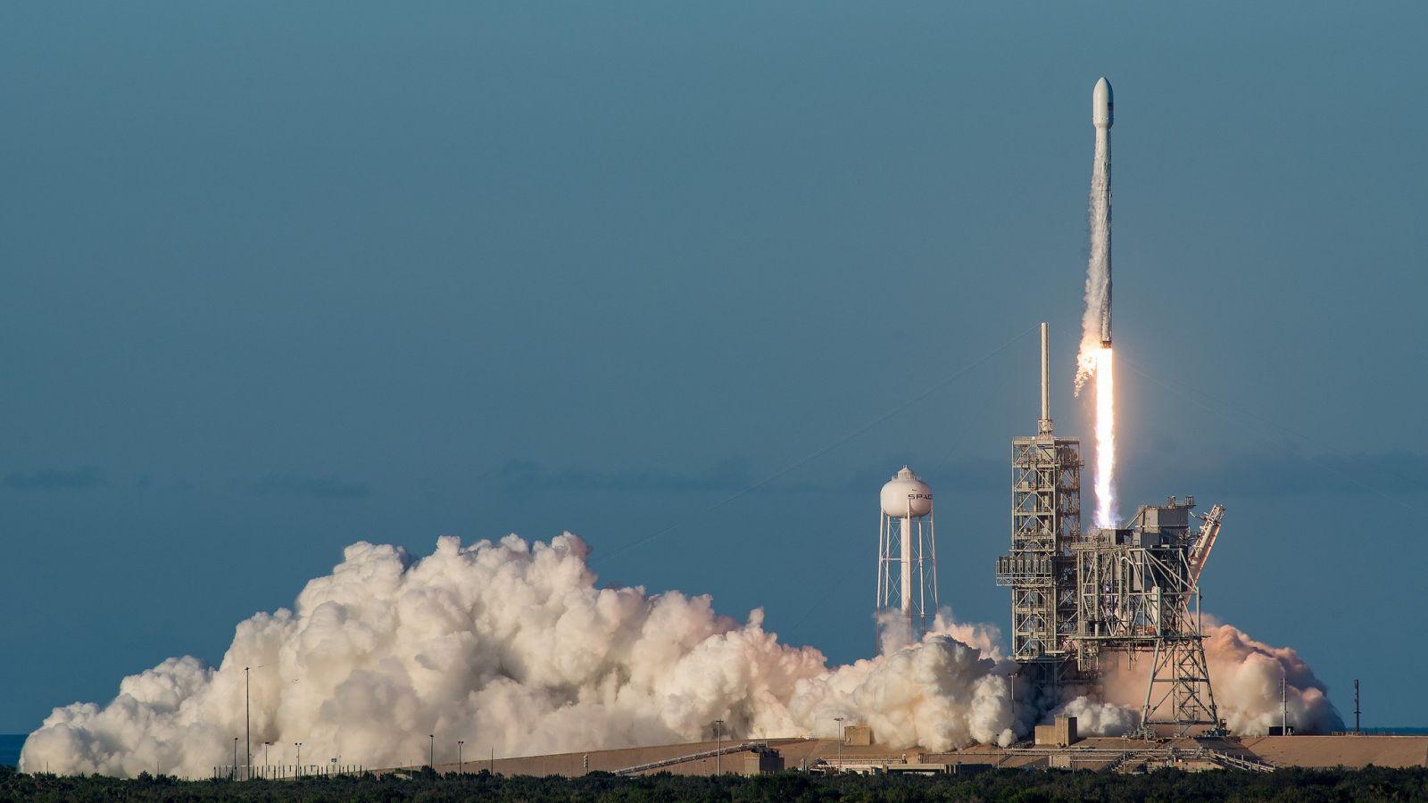 months, 10 launches: SpaceX racks up another win with Intelsat 35e