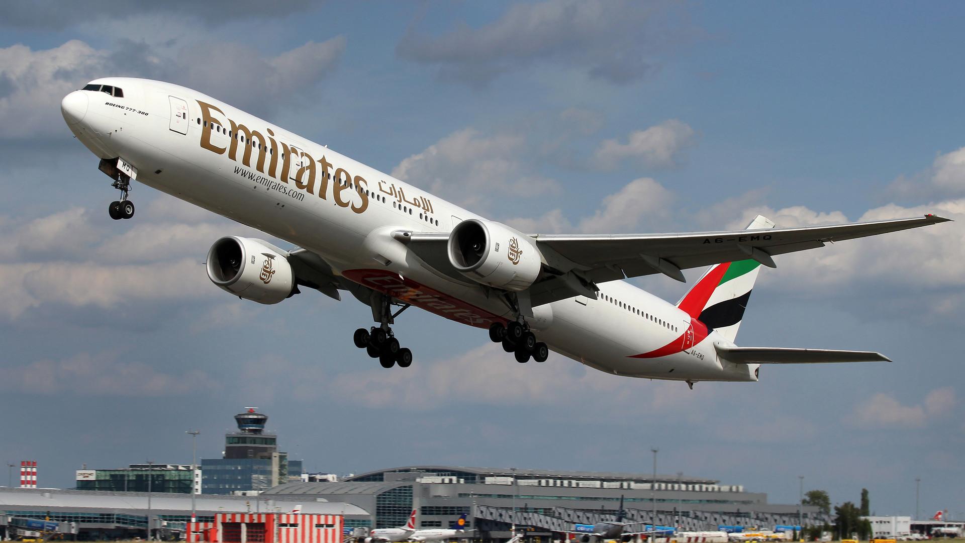 Takeoff Boeing 777- 300 airlines Emirates wallpaper and image