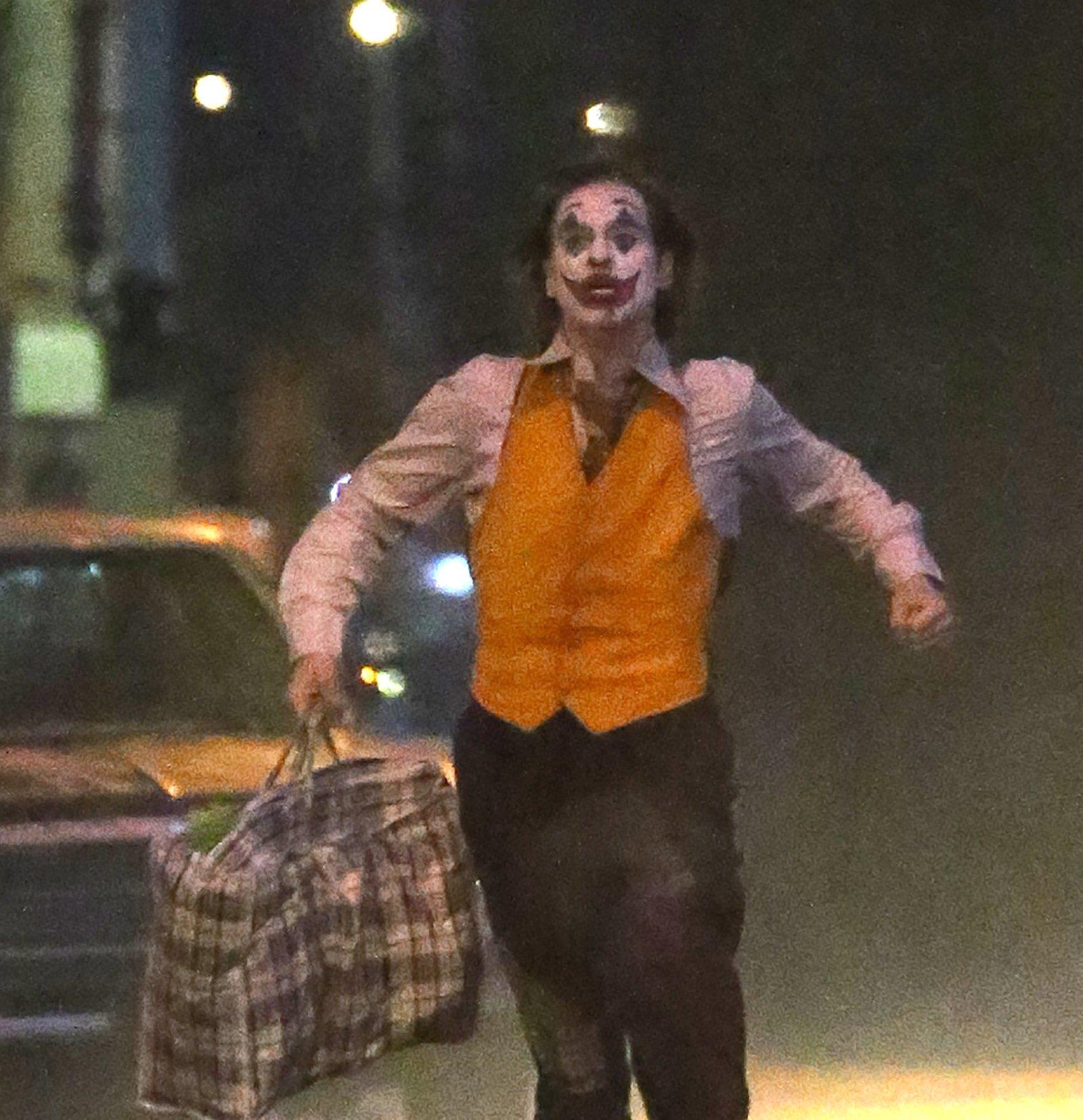 Joaquin Phoenix grabs shopping bag as he sprints through New York as