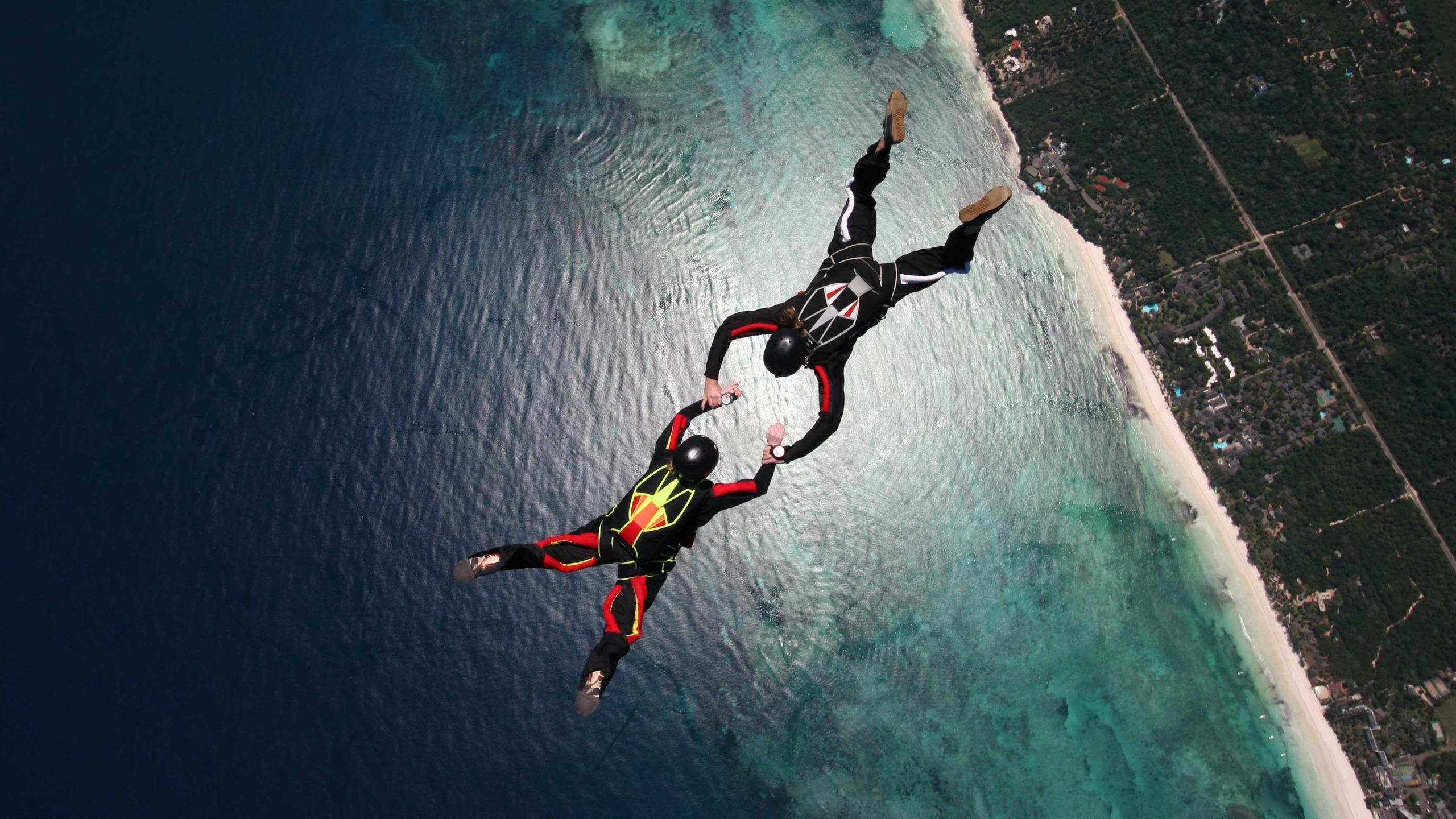 Download wallpaper 2560x1440 skydivers, parachuting, stunt