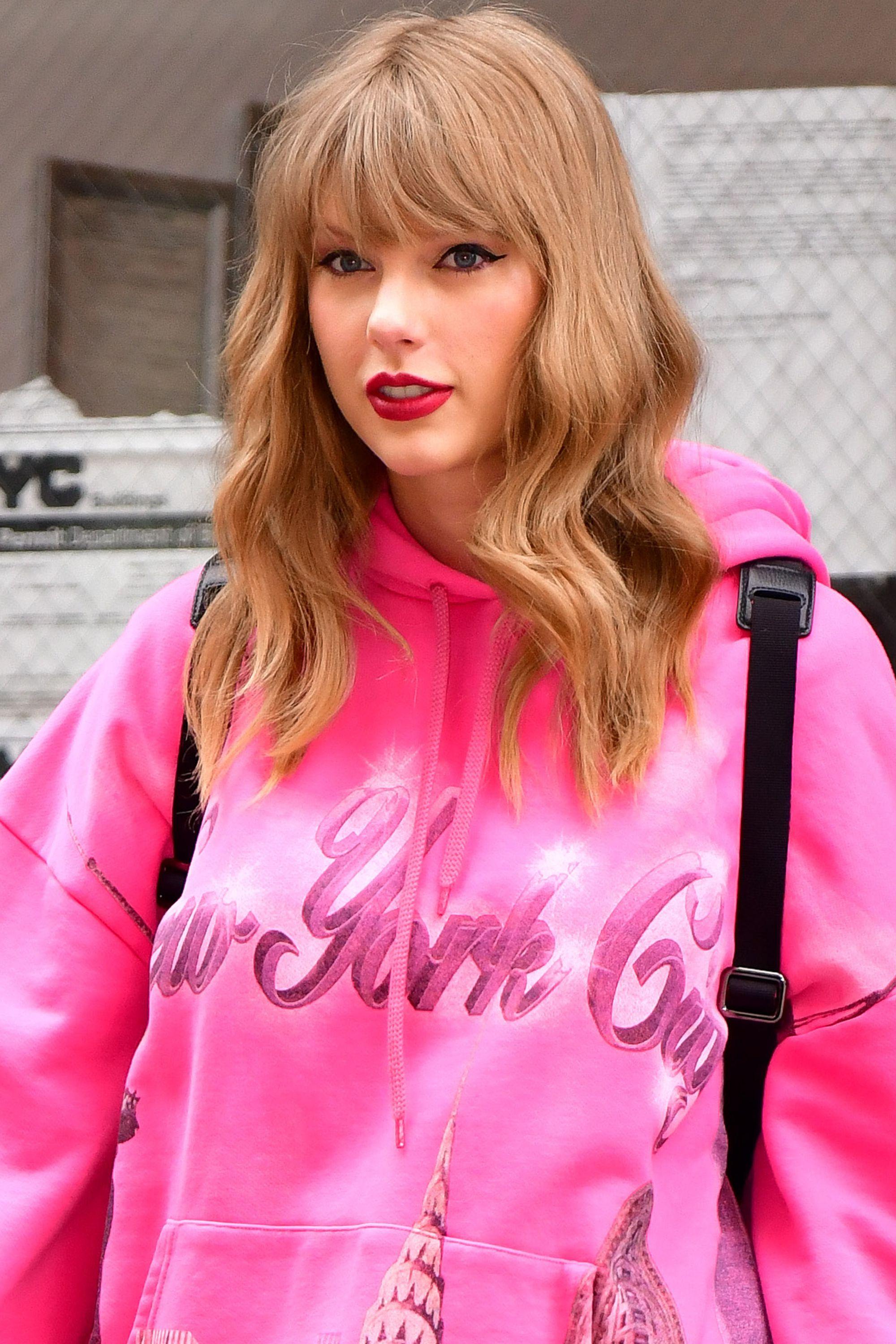 Taylor Swift Hairstyles Swift's Curly, Straight, Short