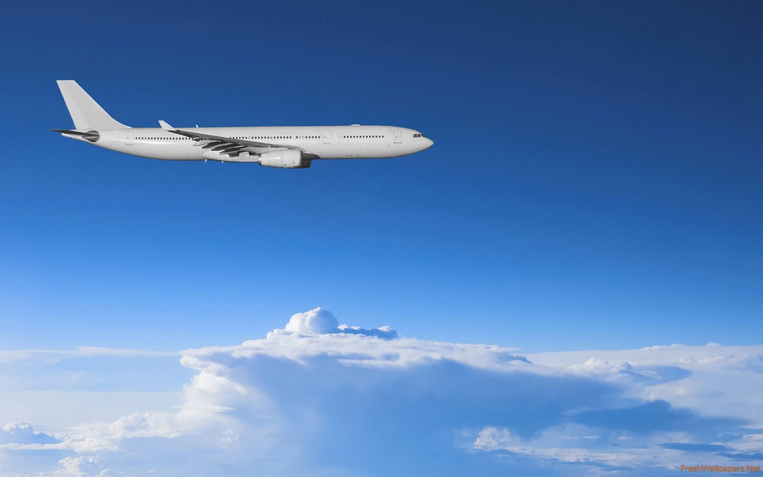 Чартерный самолет. Летающий самолет. Самолеты. Путешествие на самолете. Много самолетов.