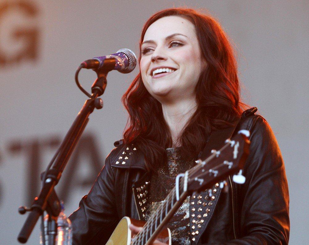 amy macdonald Picture 17 MacDonald Performs