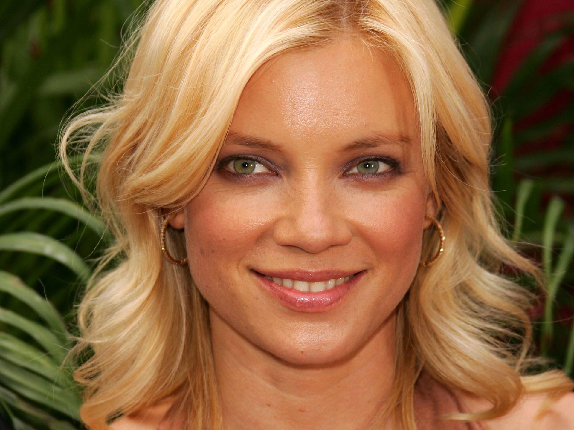 Amy Smart Deskop Wallpaper