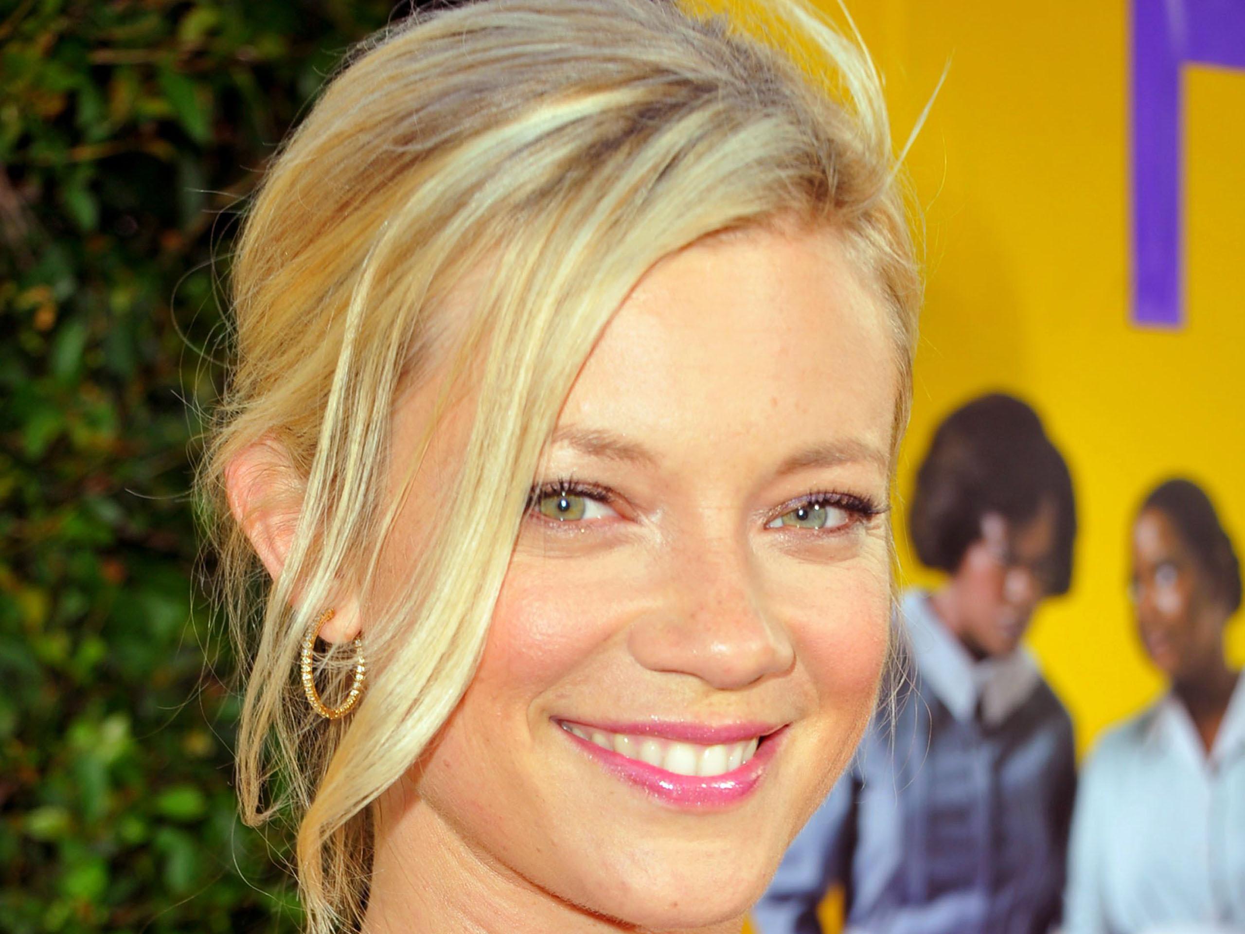 Amy Smart Smile Wallpaper Background 52131 2560x1920px