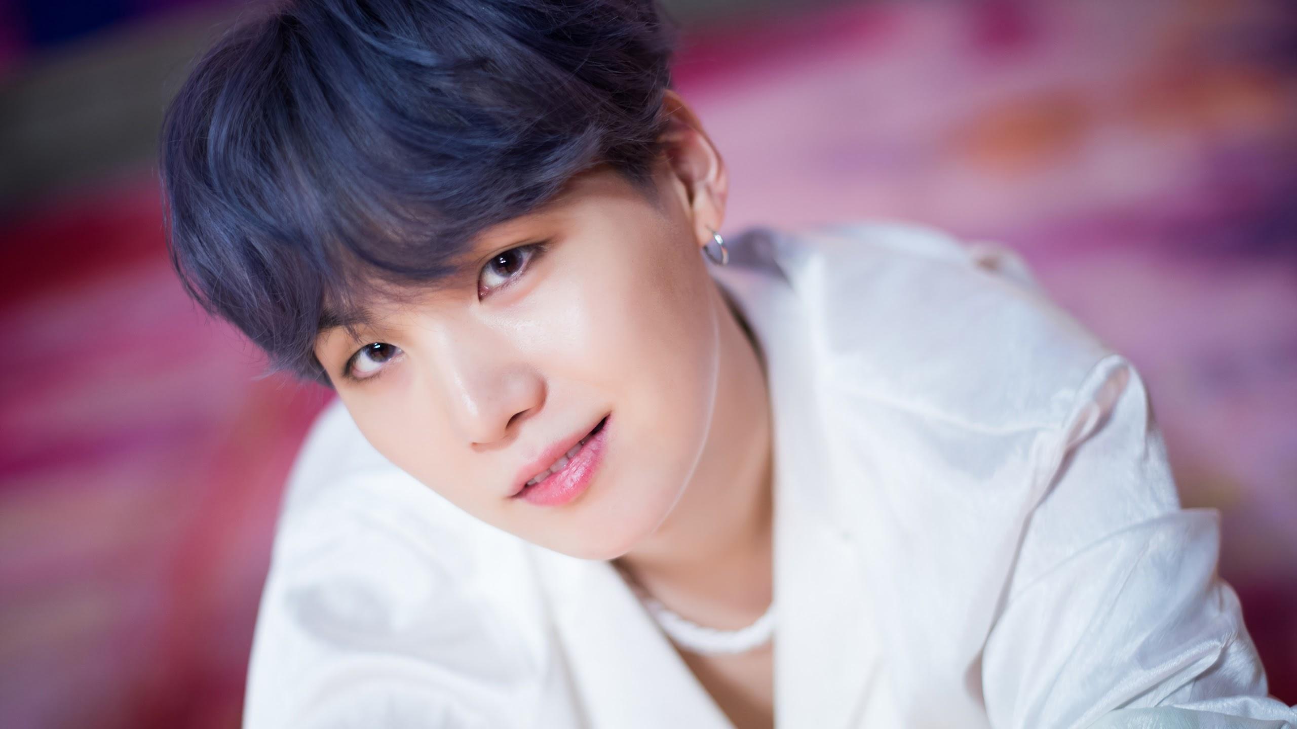 BTS Suga's Blue Hair in "Boy With Luv" Music Video - wide 3