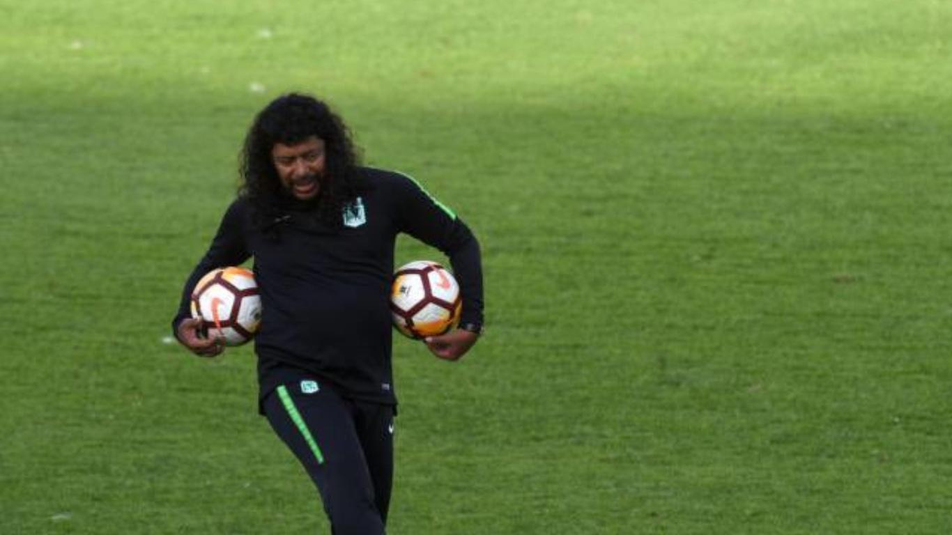 Hinchas de Cúcuta dan gran ovación a René Higuita