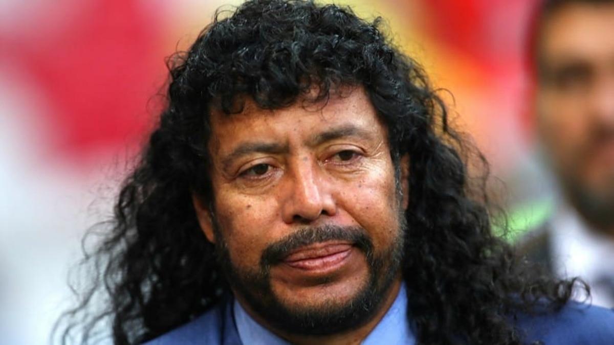 René Higuita golpeó a un fanático en el rostro tras recibir varios