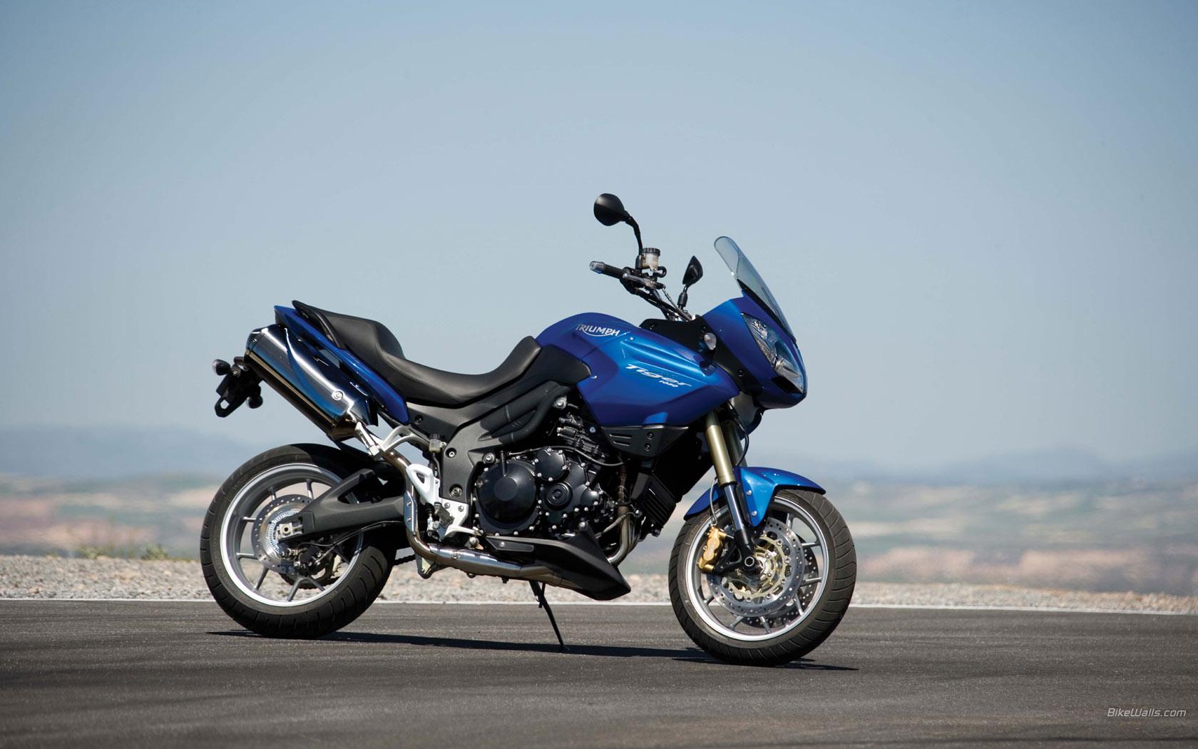 Triumph Tiger 1680 x 1050 wallpaper