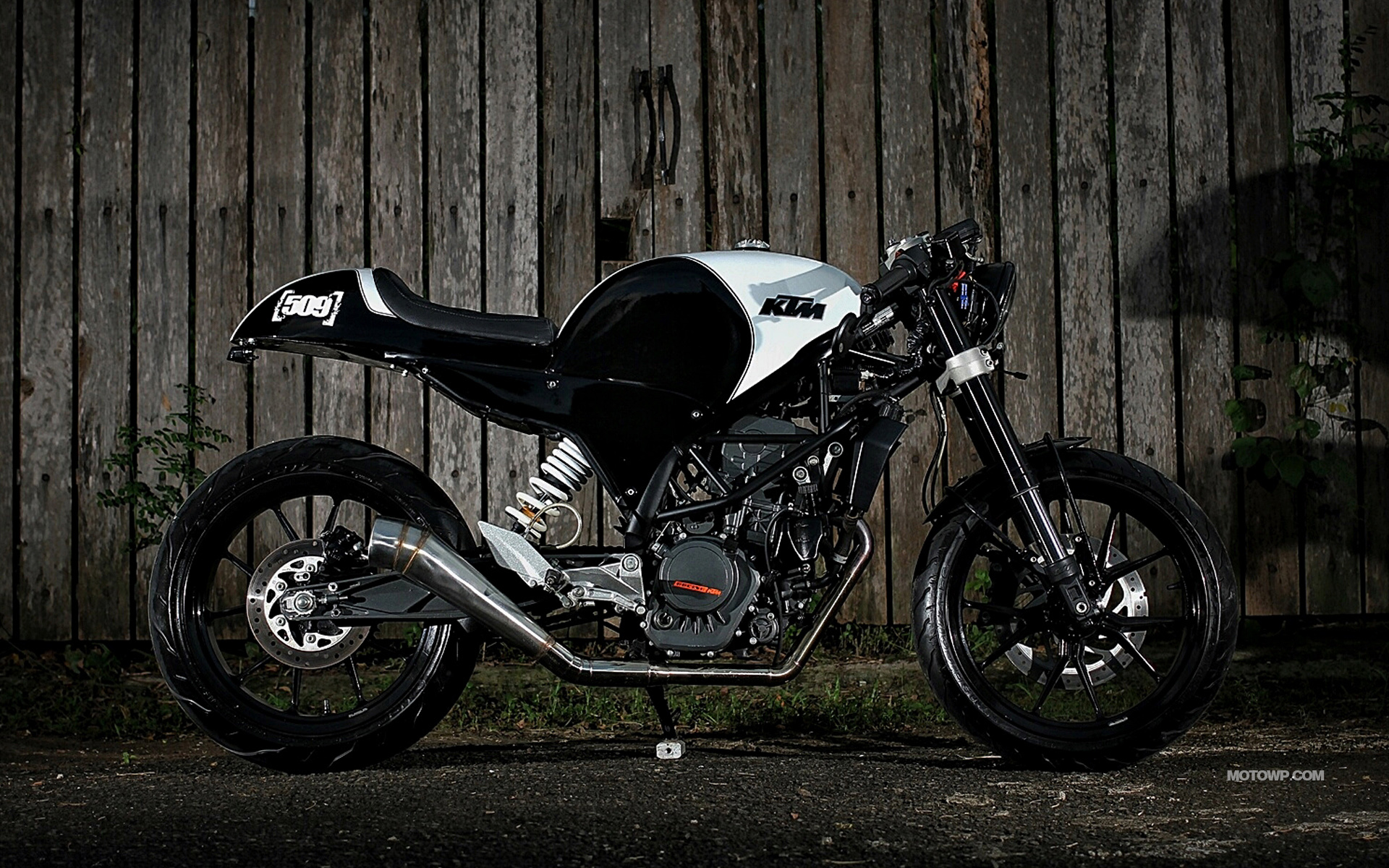 Custom motorcycle desktop wallpaper Studio Motor The Duke 2016 KTM