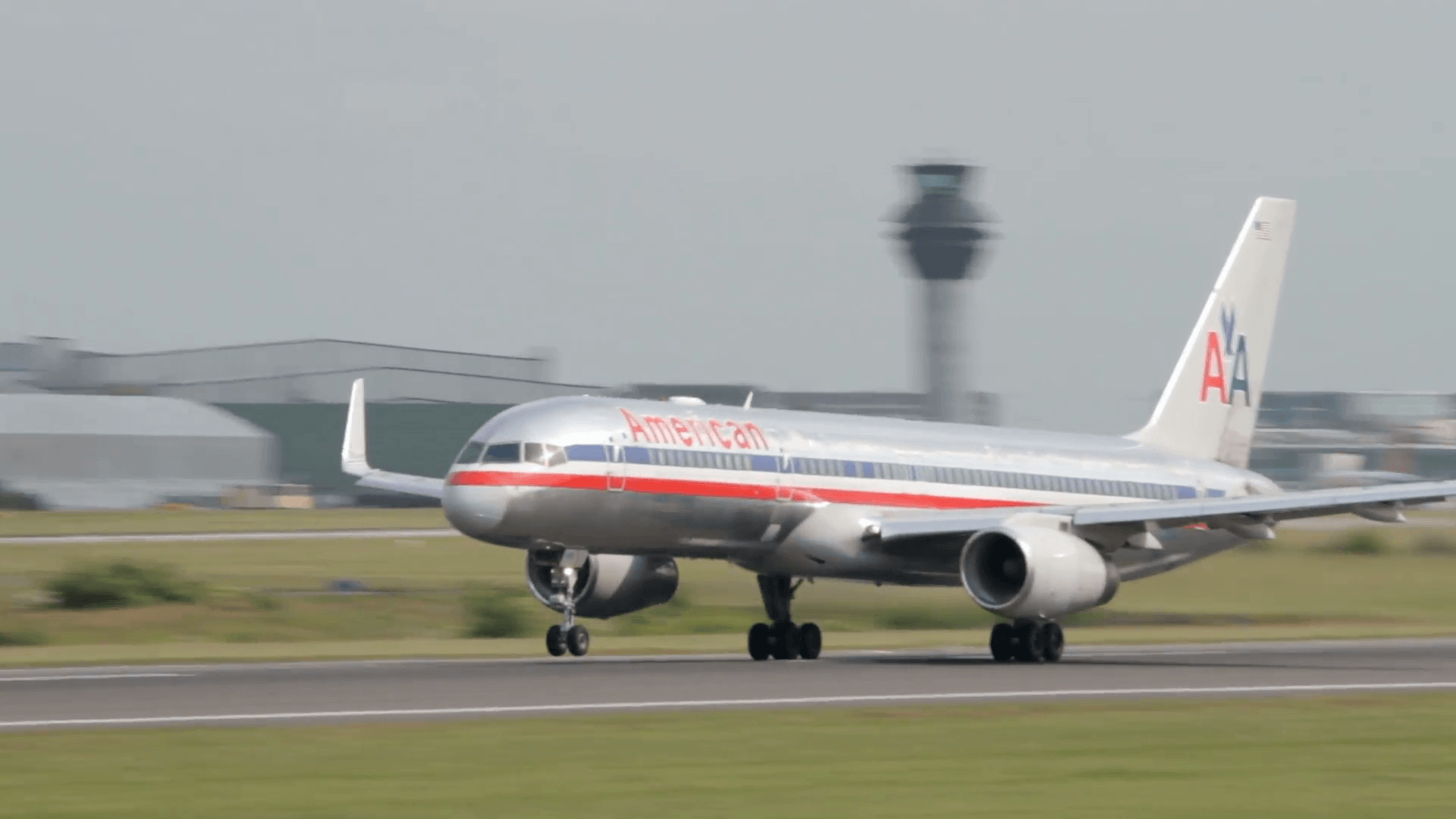 american airlines boeing 757 aircraft takes off Stock Video Footage