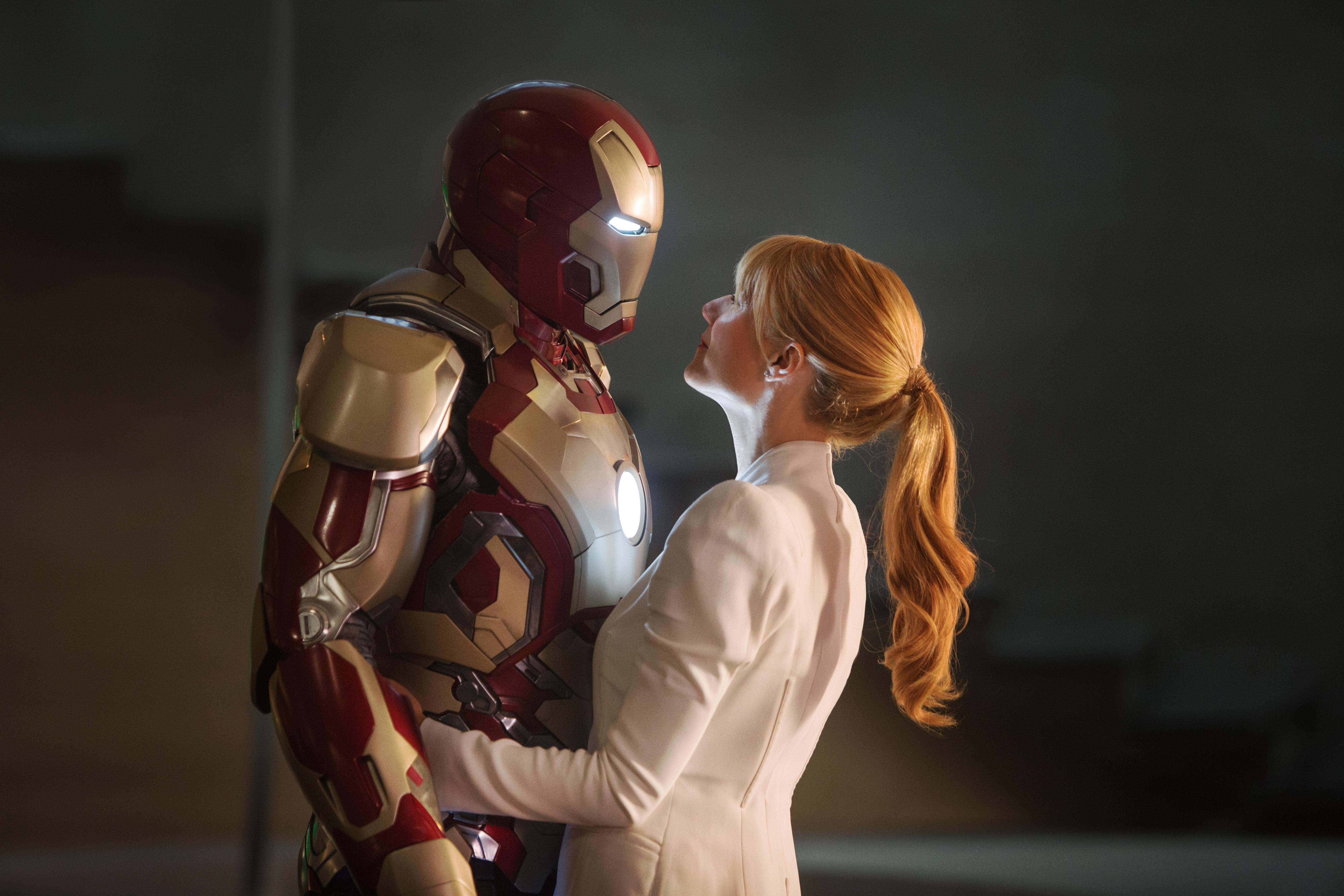 Iron Man 3 (2013) Tony Stark & Pepper Potts 5K UHD 3:2 5760x3840