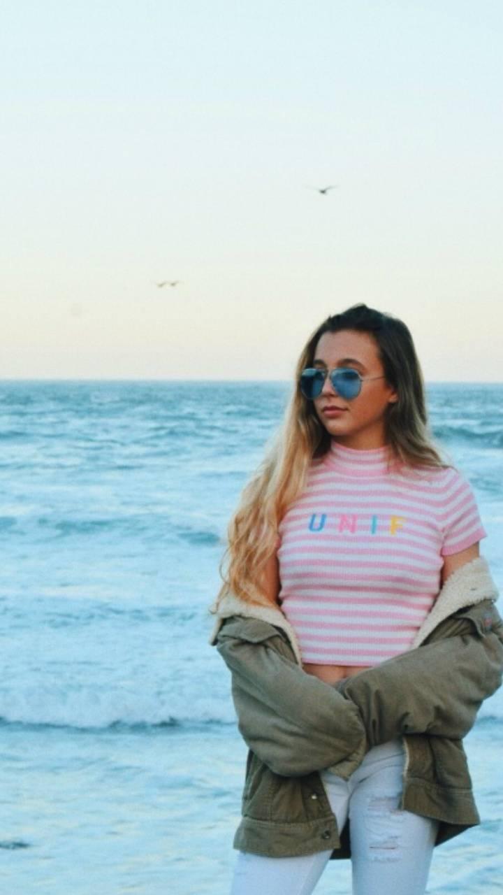 emma chamberlain Wallpaper