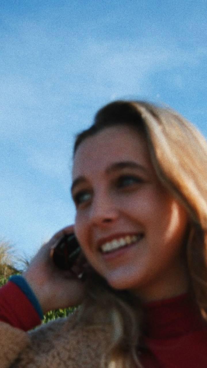emma chamberlain Wallpaper
