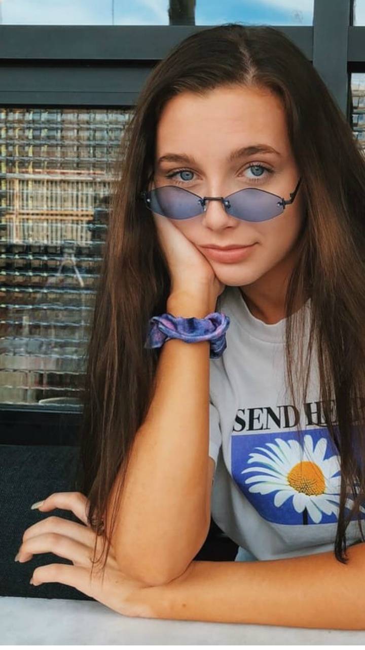 Emma Chamberlain (135) – 7wallpapers.net