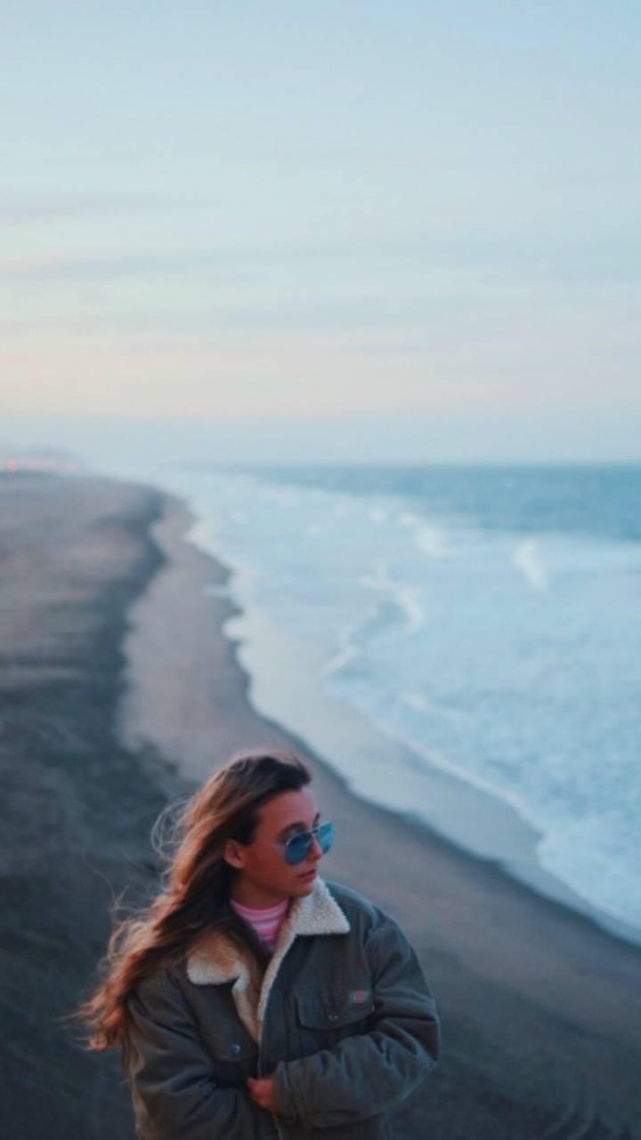 emma chamberlain Wallpaper