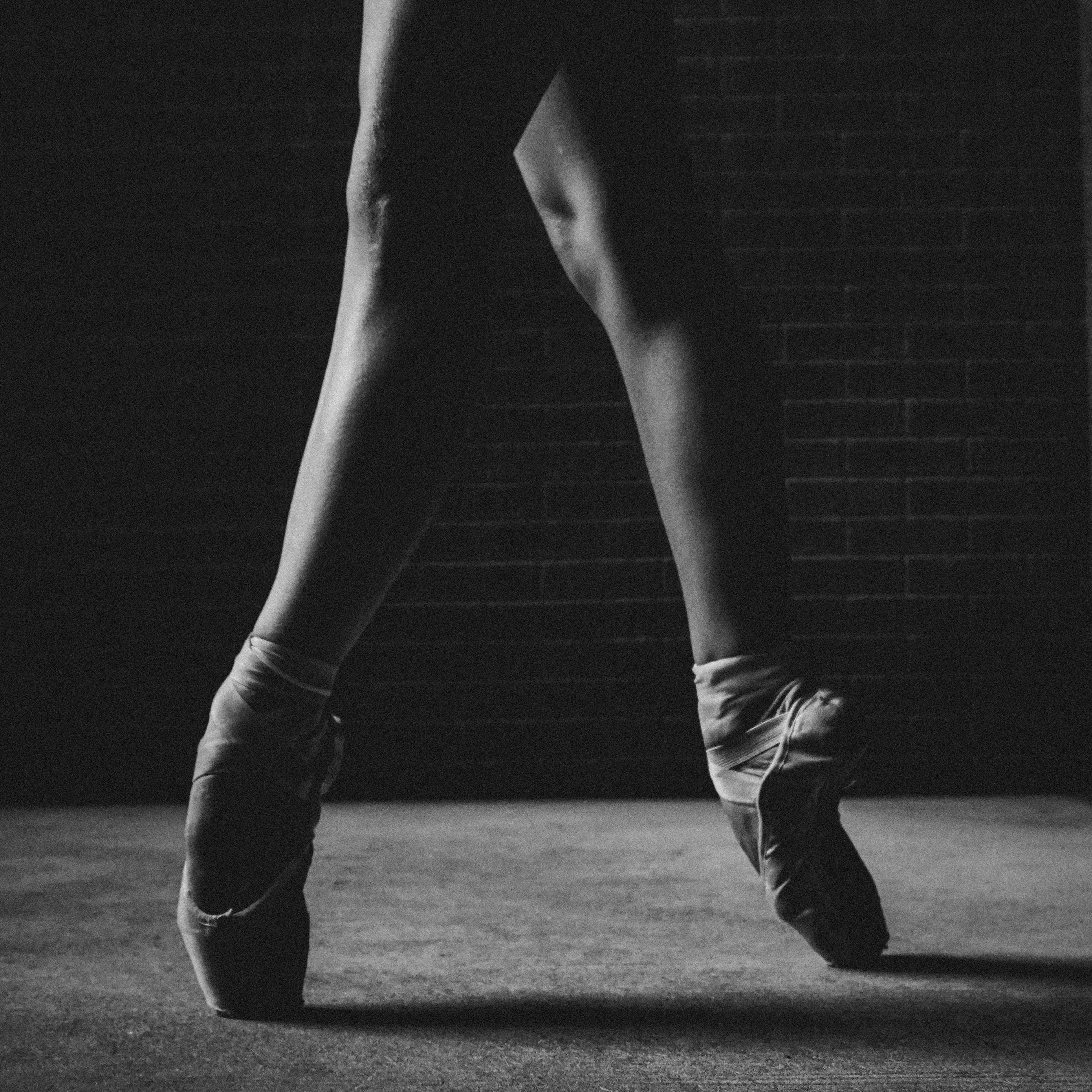 Download wallpaper 2780x2780 ballerina, pointe shoes, legs, bw