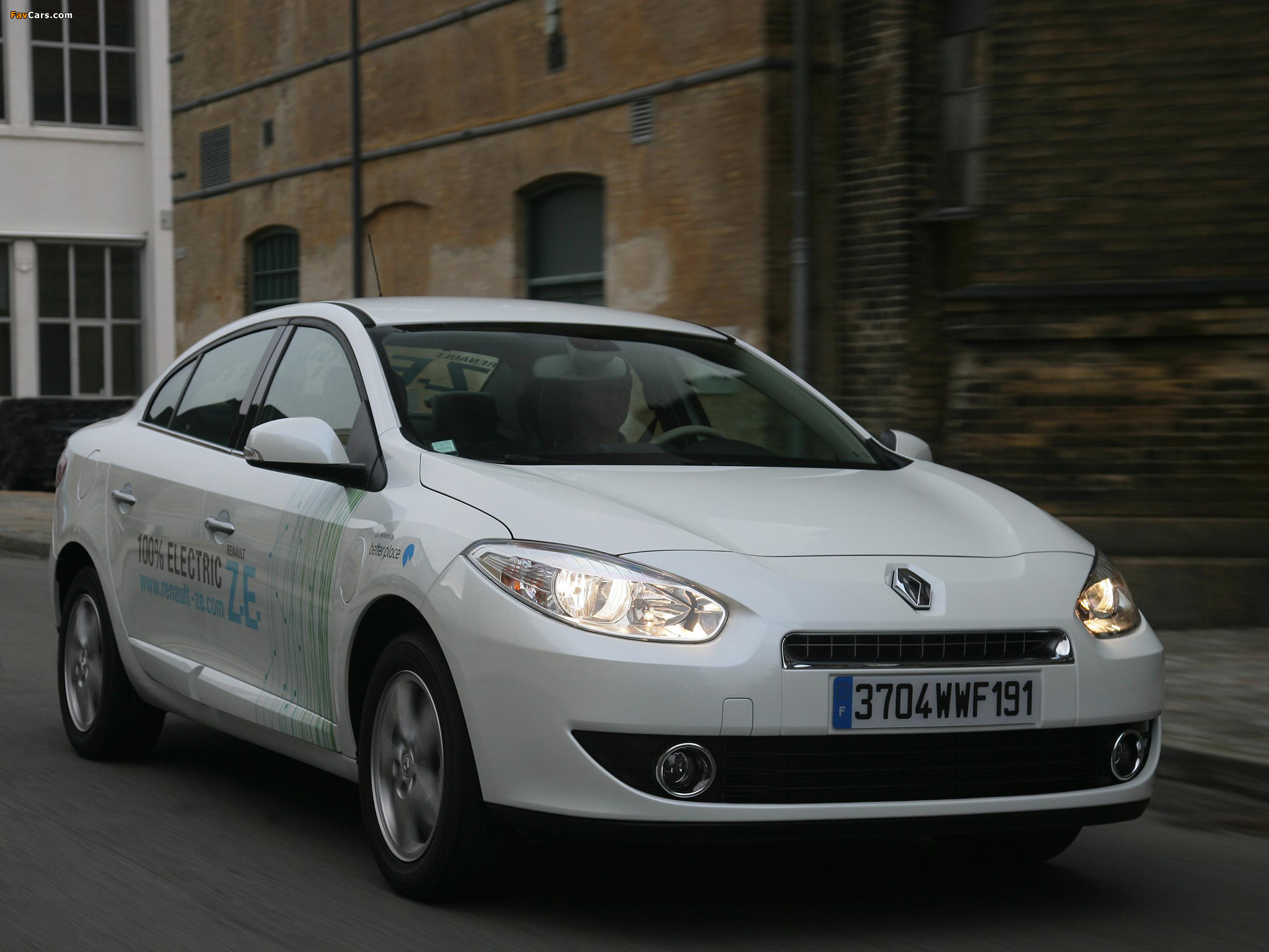 Renault Fluence Z.E. 2010 wallpaper (2048x1536)