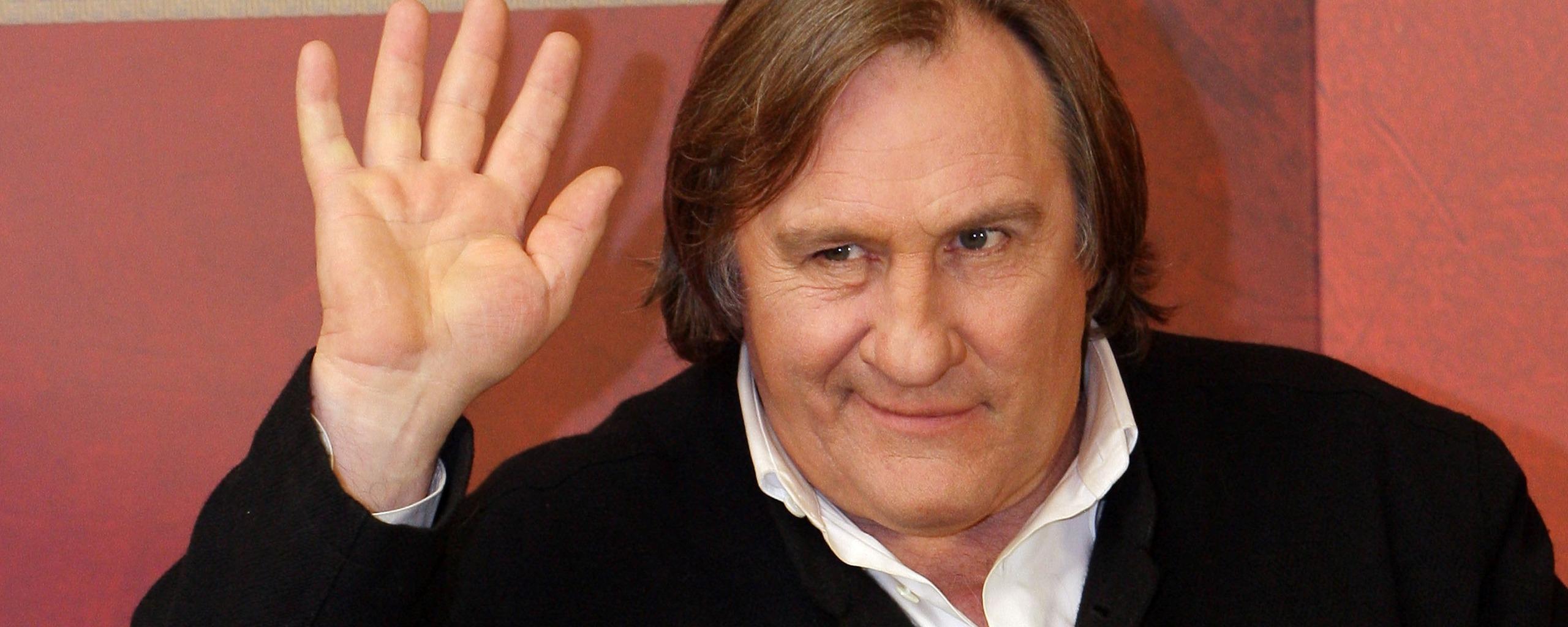 Download wallpaper 2560x1024 gerard depardieu, man, gesture