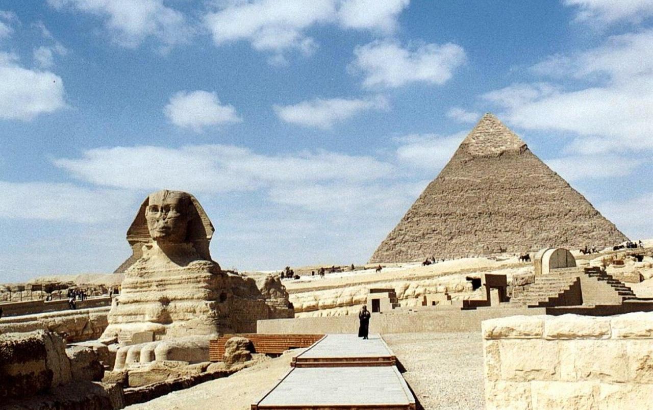 Great Sphinx and Pyramid wallpaper. Great Sphinx and Pyramid stock