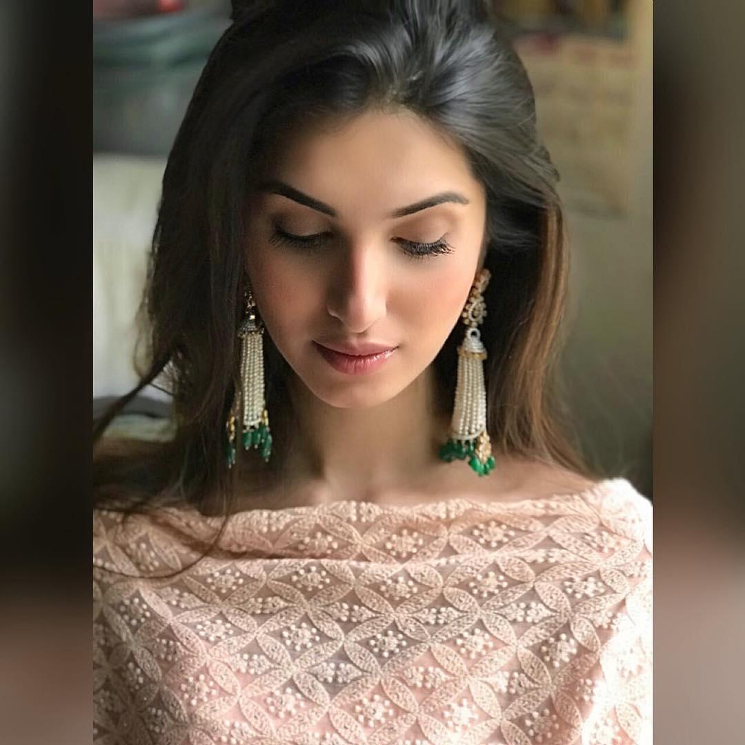 Download Tara Sutaria HD Wallpaper