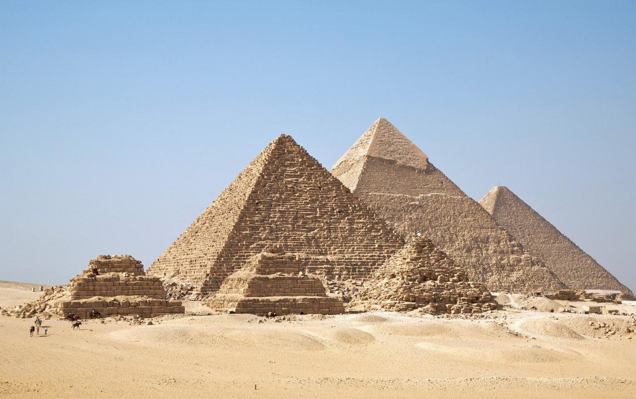 Three pyramids wallpaper. Three pyramids